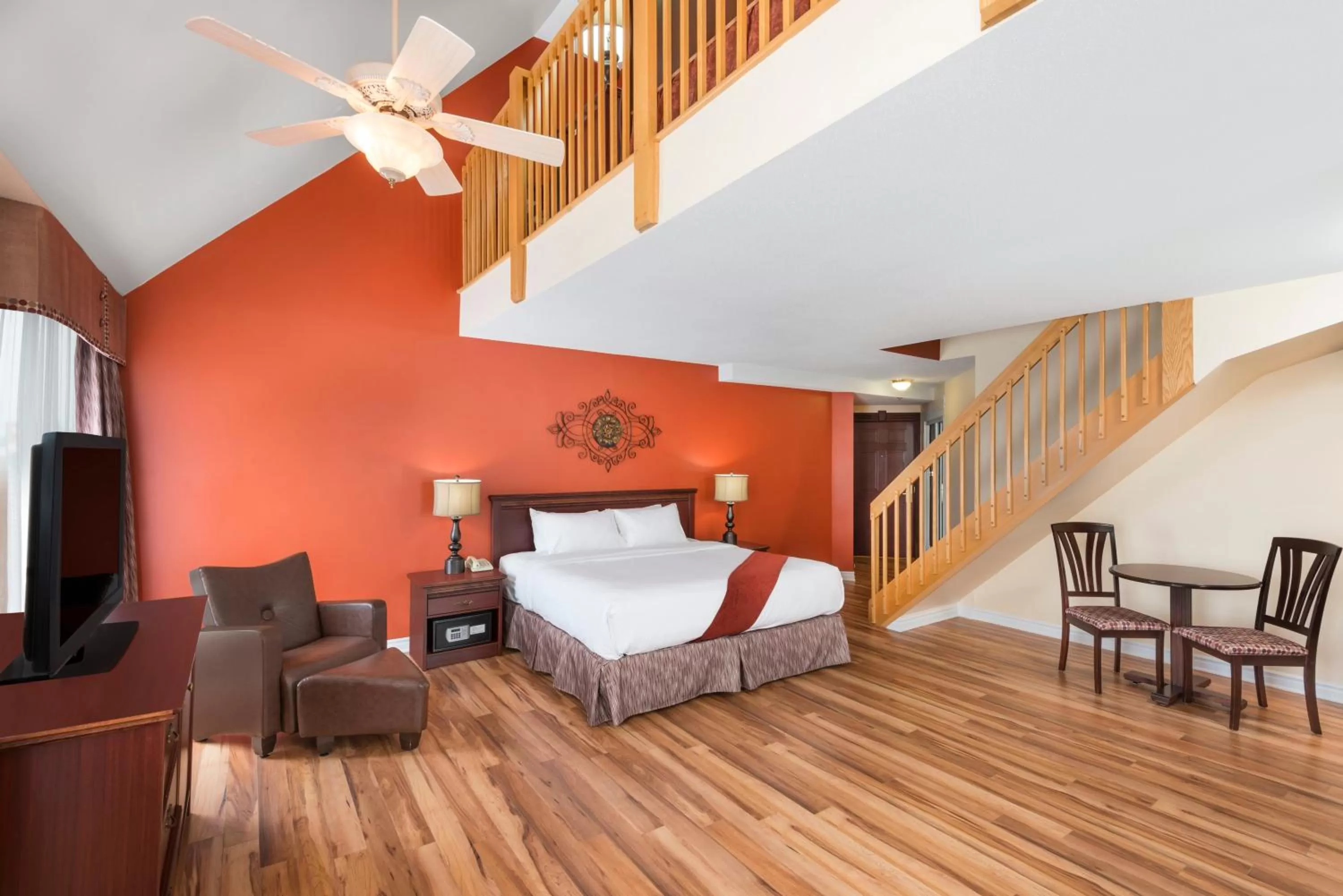 Photo of the whole room in Ramada Plaza by Wyndham Gatineau/Manoir du Casino