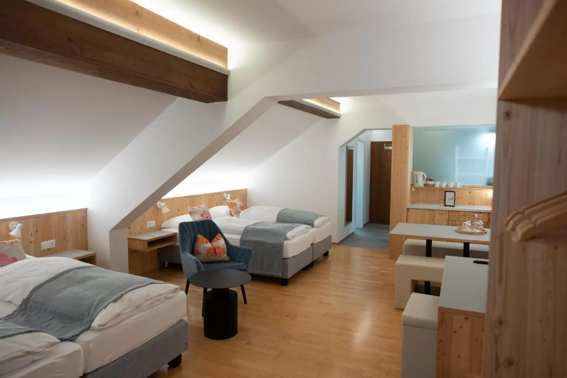 Vierbettzimmer mit Balkon (zur Straße) in Santner, Hotel Vierbettzimmer mit Balkon (zur Straße) in Santner, Hotel