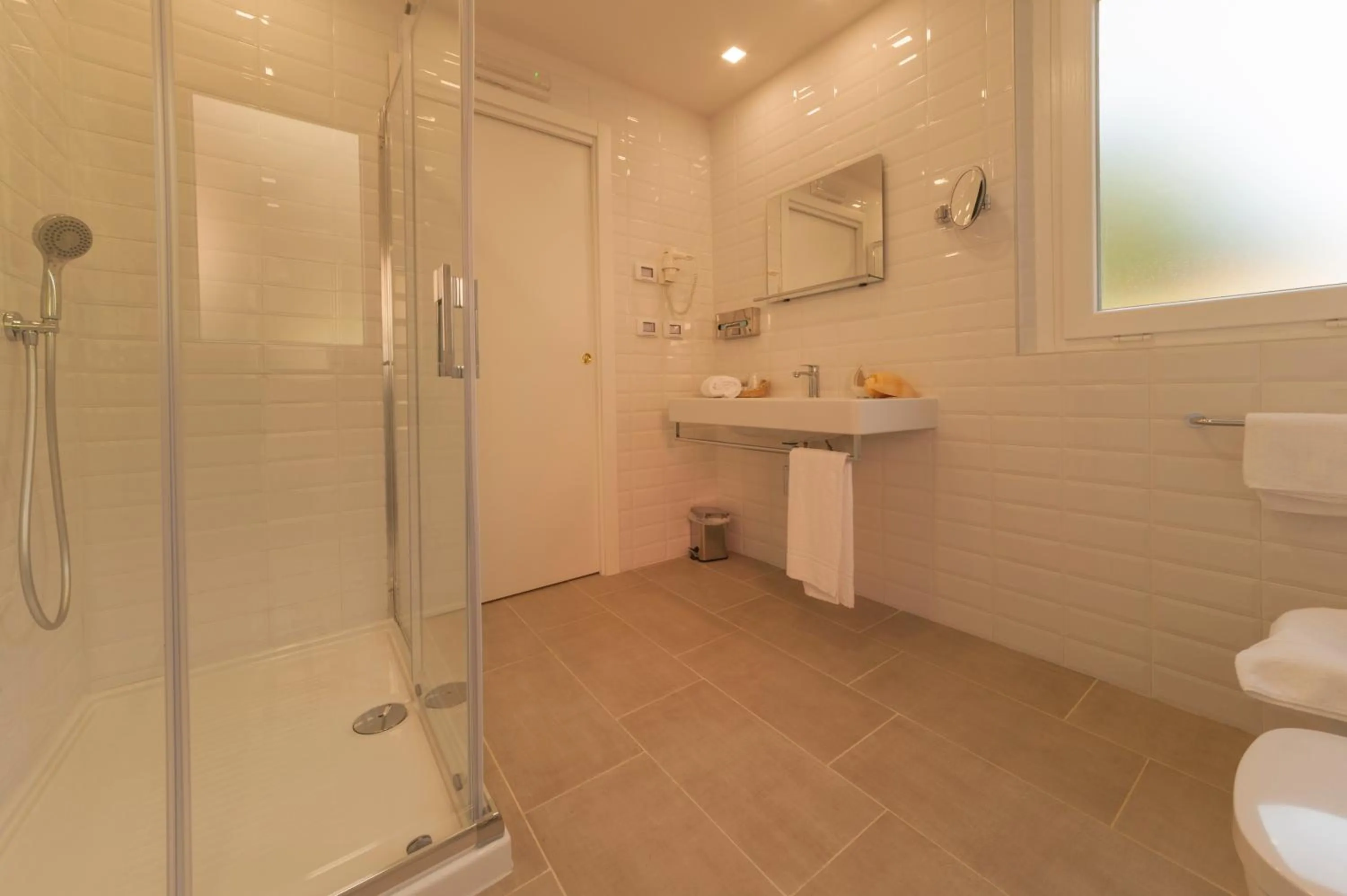 Shower in Summit Hotel