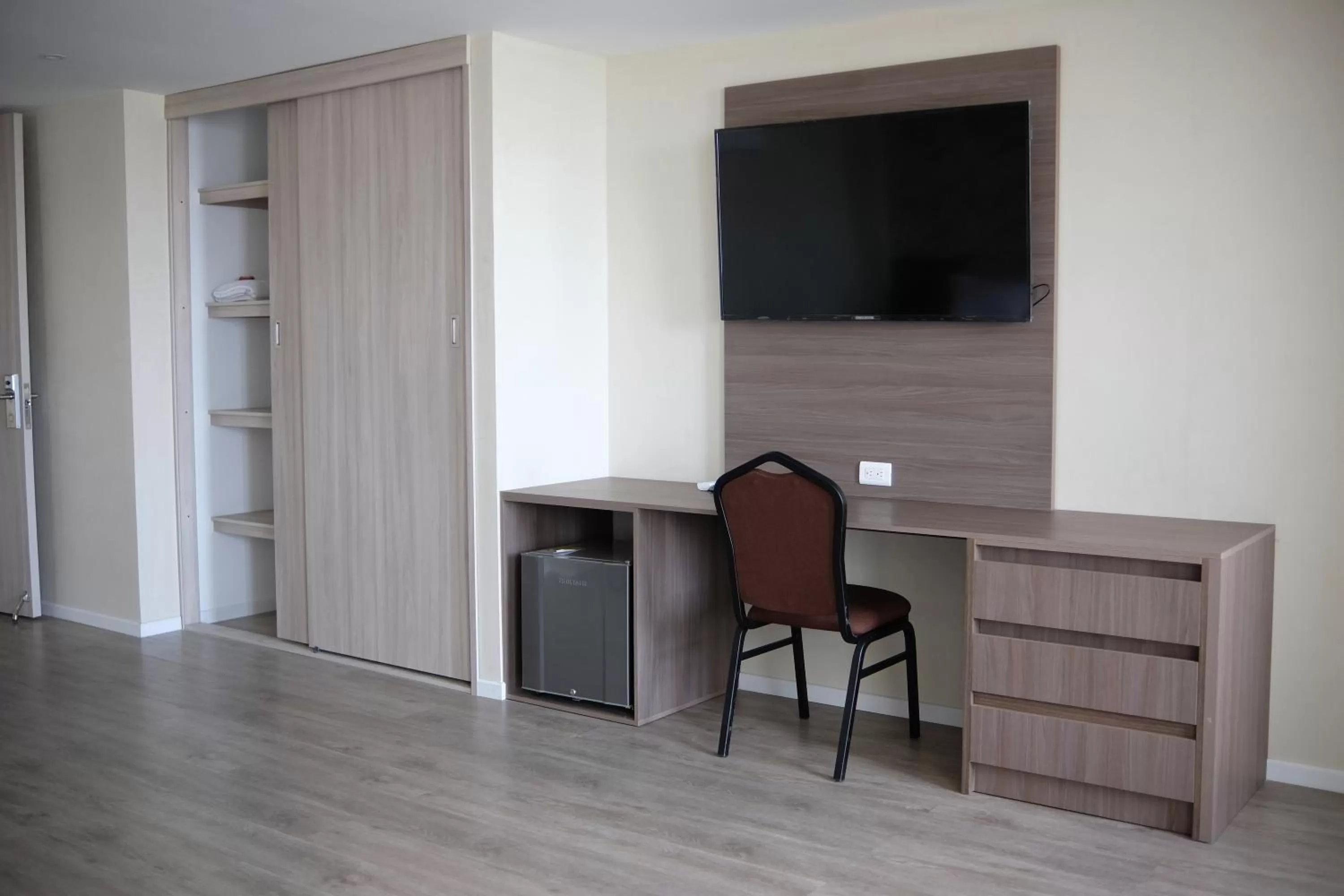 Bedroom, TV/Entertainment Center in Eslait Hotel & Apartamentos