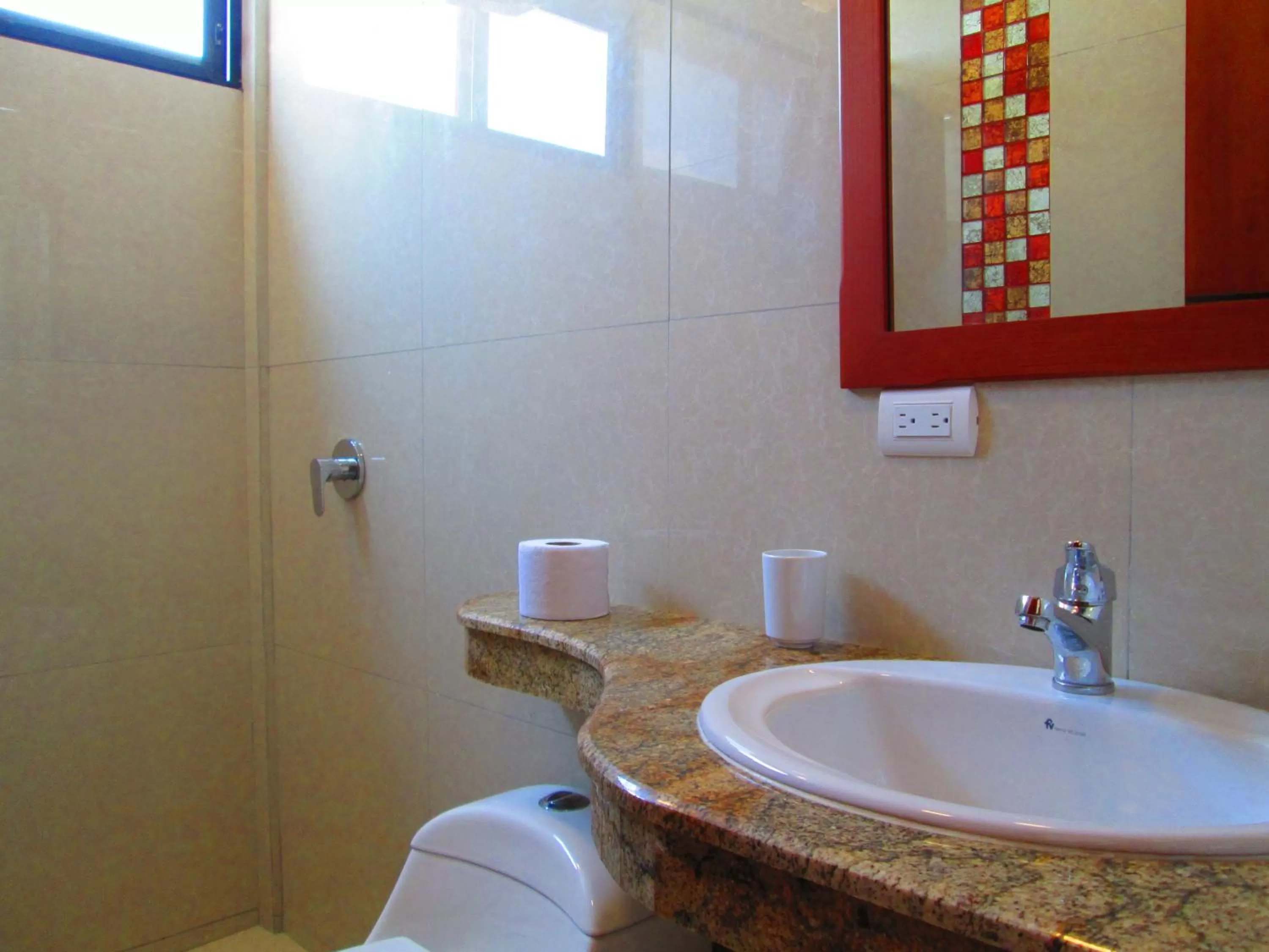 Photo of the whole room, Bathroom in Hotel Apart Guayaquil Aeropuerto