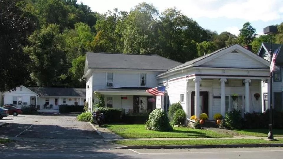 Facade/entrance in The Colonial Inn & Creamery