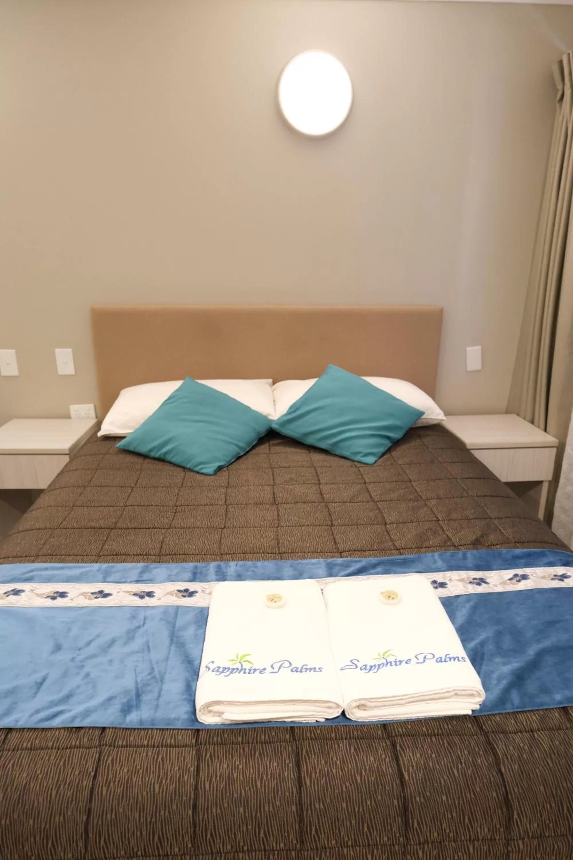 Bed in Sapphire Palms Motel