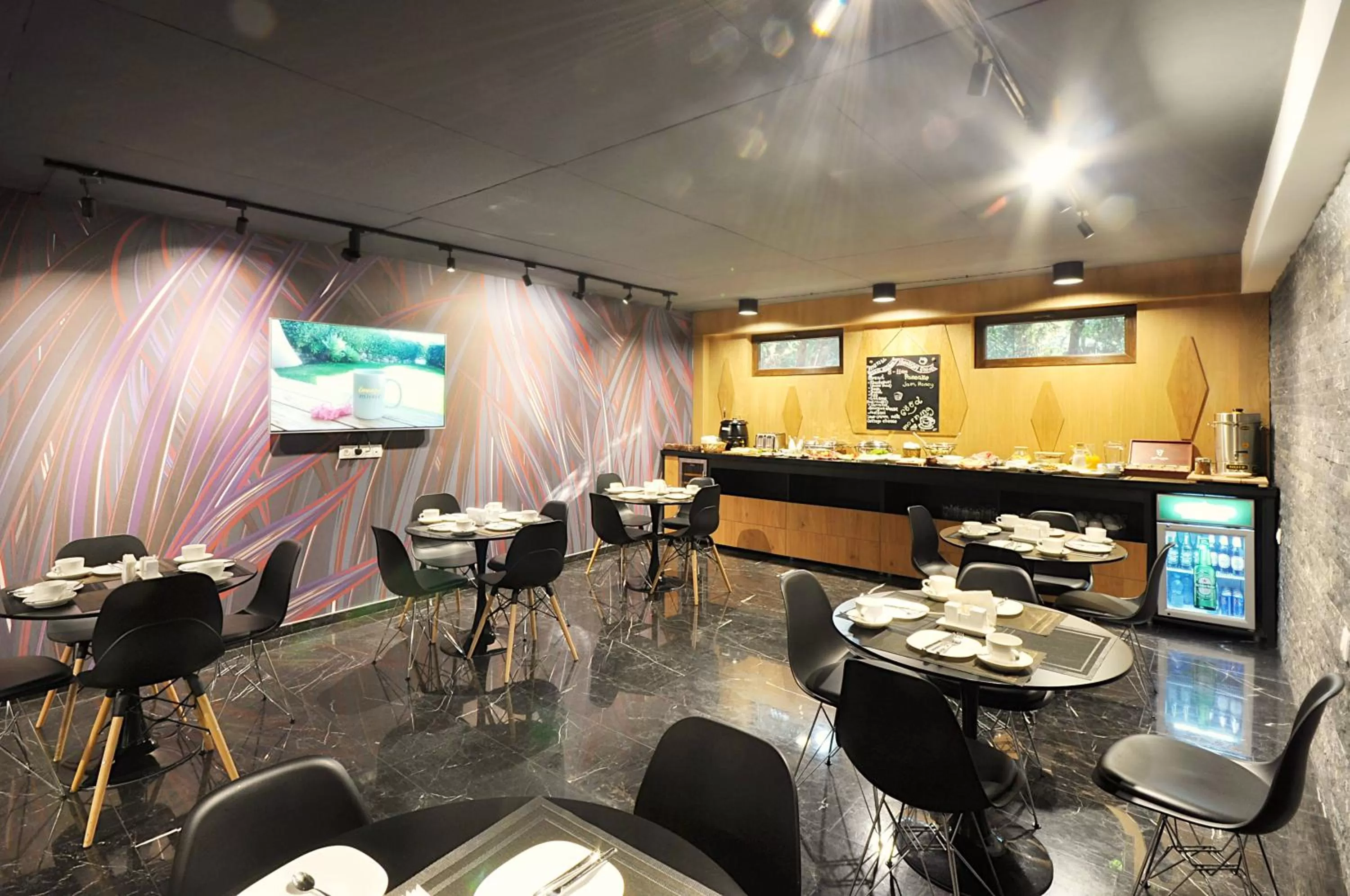 Restaurant/places to eat in Elle Boutique Hotel