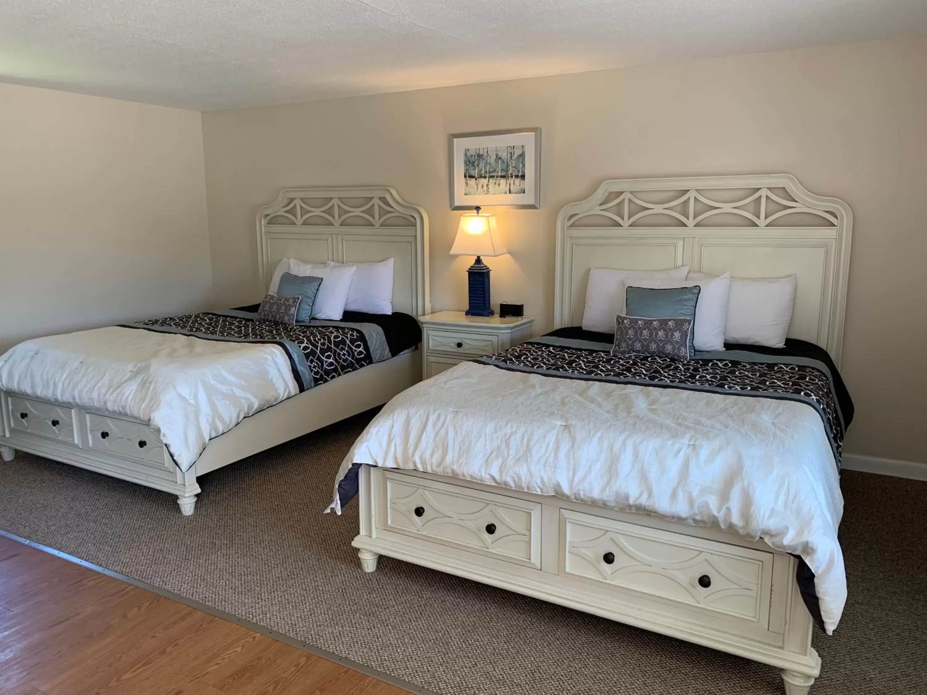 Deluxe Queen Studio in Shore Road Inn Deluxe Queen Studio in Shore Road Inn