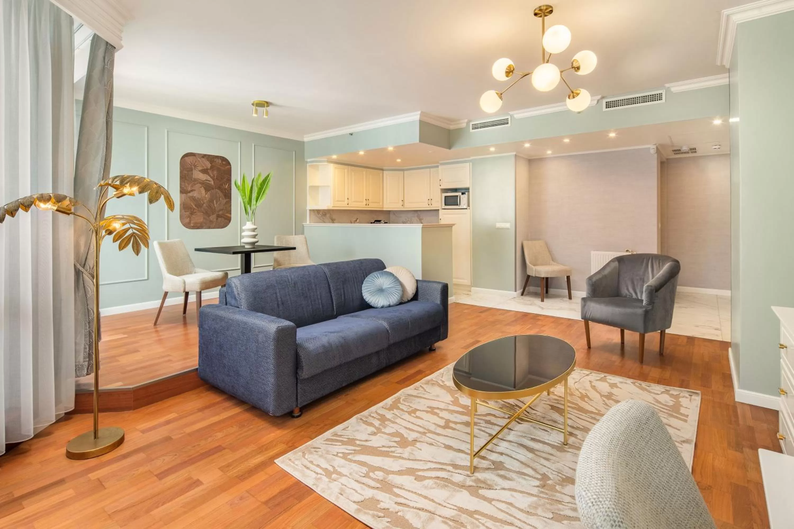 Living room in Queen's Court Hotel & Residence