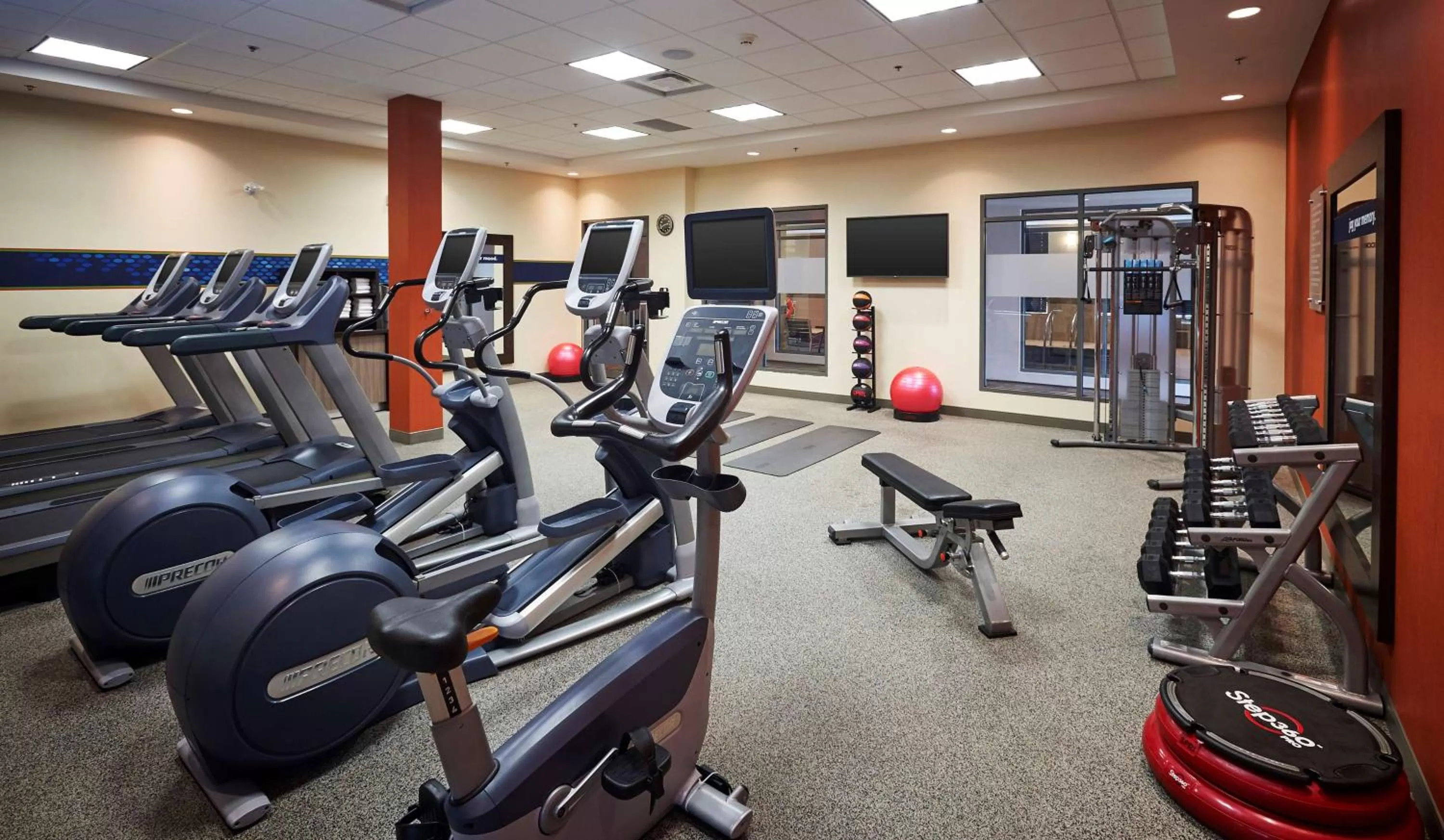 Fitness centre/facilities in Hampton Inn by Hilton Timmins