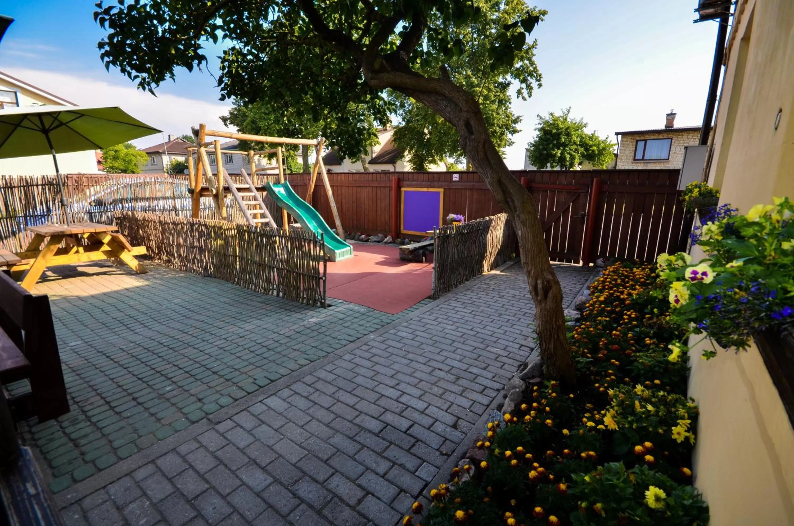 Children play ground, Patio/Outdoor Area in Veldzes Nams