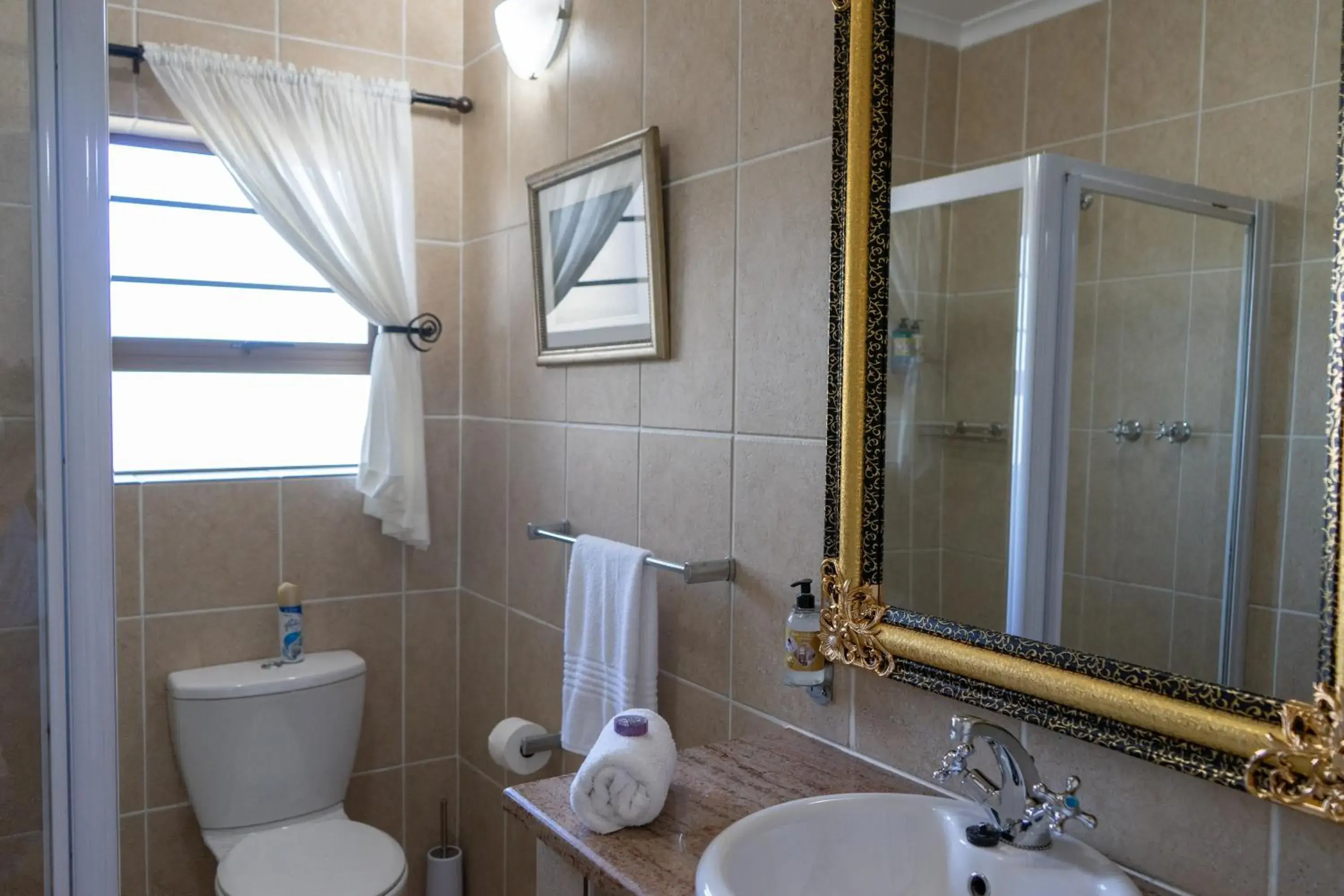 Luxury Room - single occupancy in Bar-t-nique Guest House Luxury Room - single occupancy in Bar-t-nique Guest House