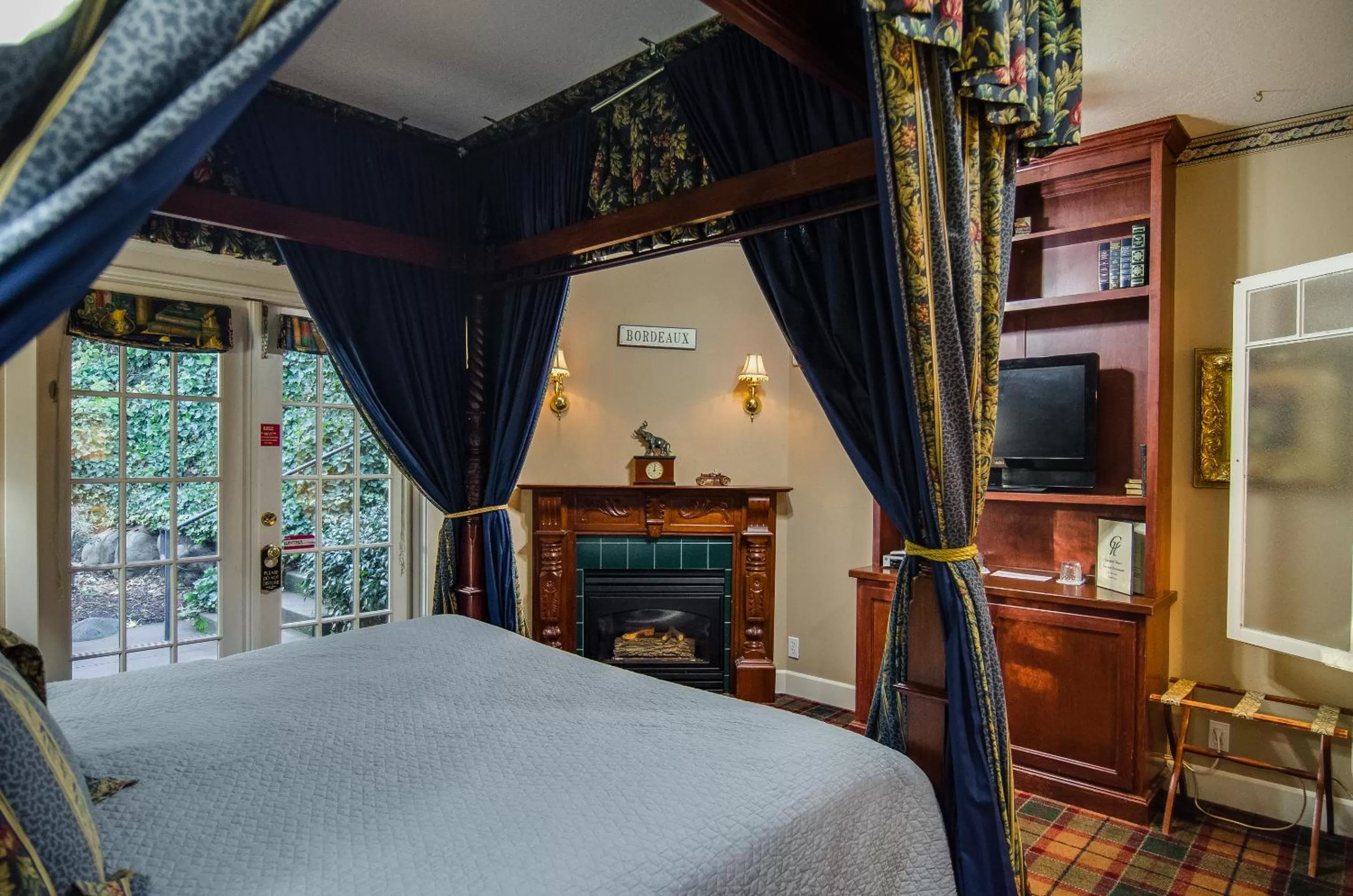 Bed in The Campbell House Inn