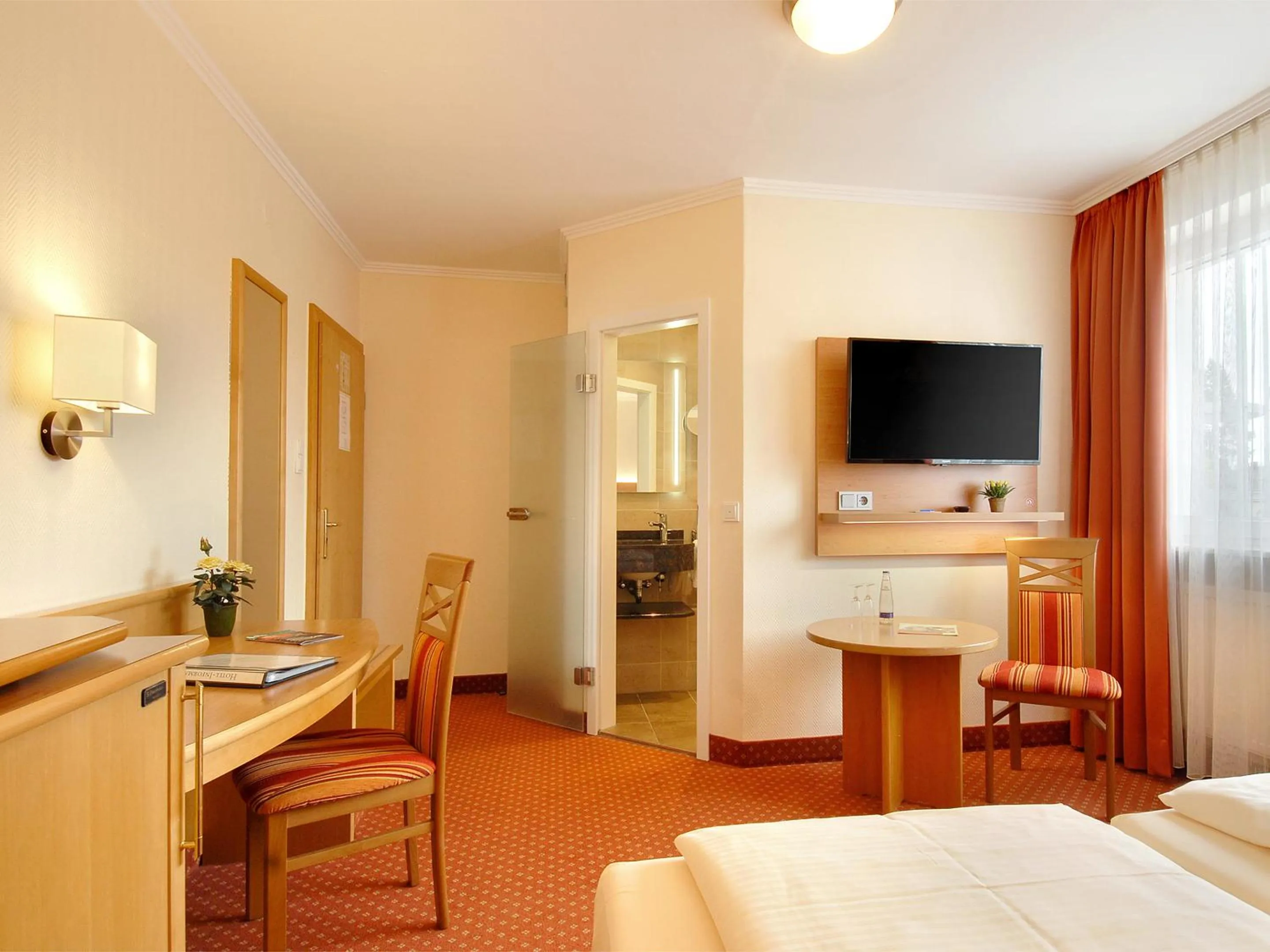 Photo of the whole room, Bed in Hotel Kriemhild am Hirschgarten