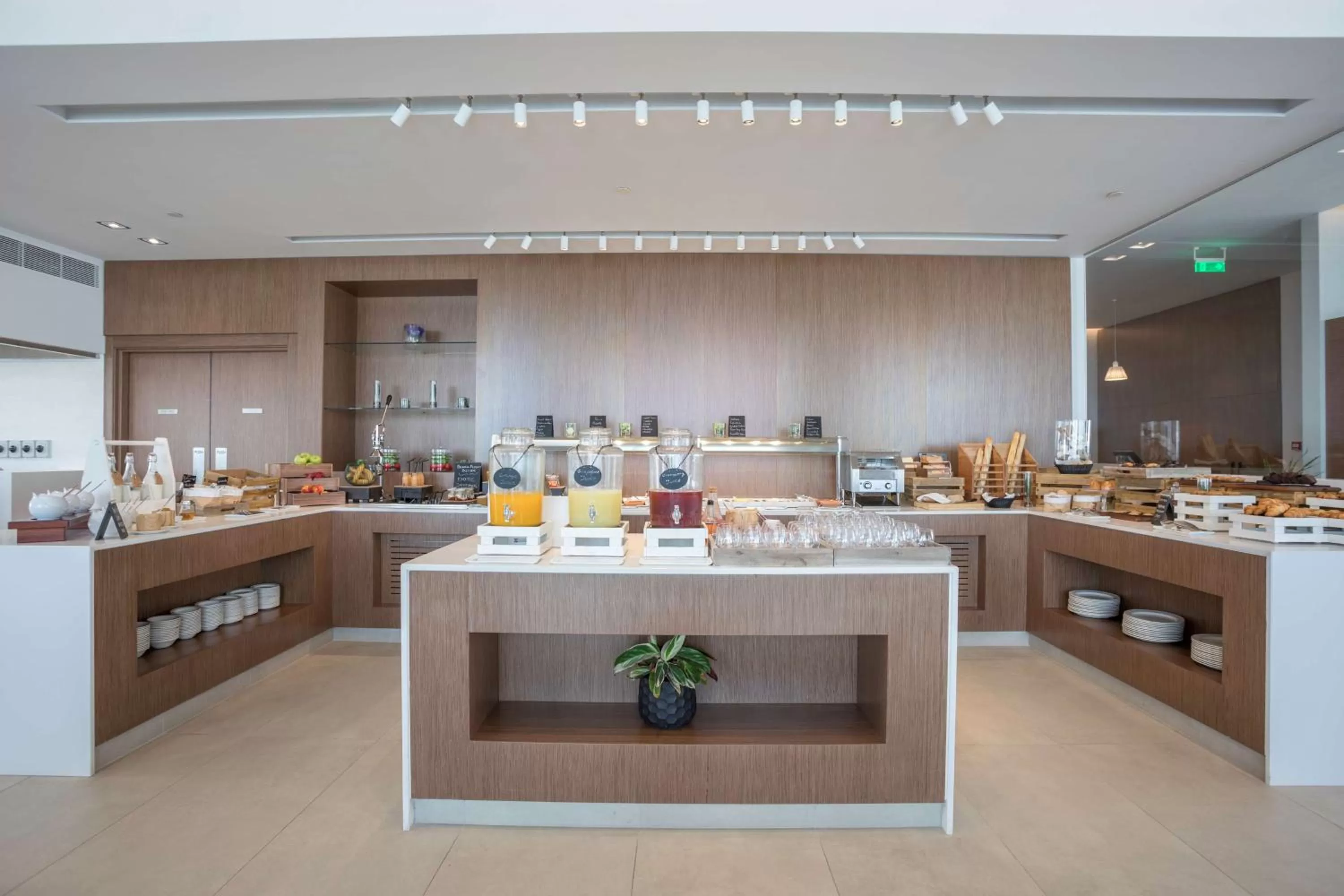 Restaurant/places to eat in Radisson Blu Hotel, Larnaca