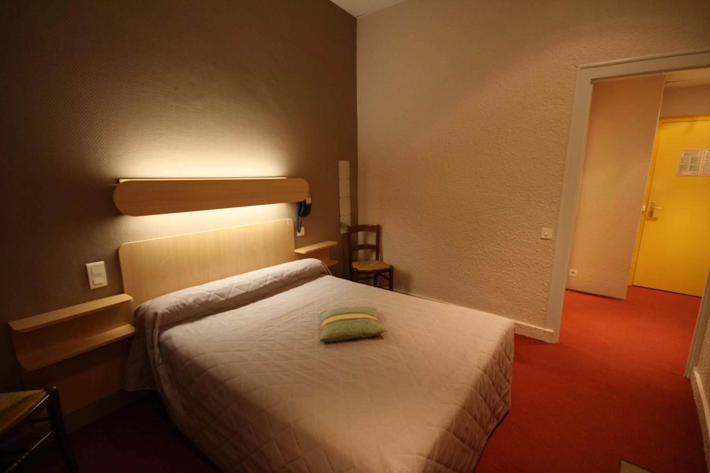 Photo of the whole room, Bed in Logis Hotel L'ange Couronne