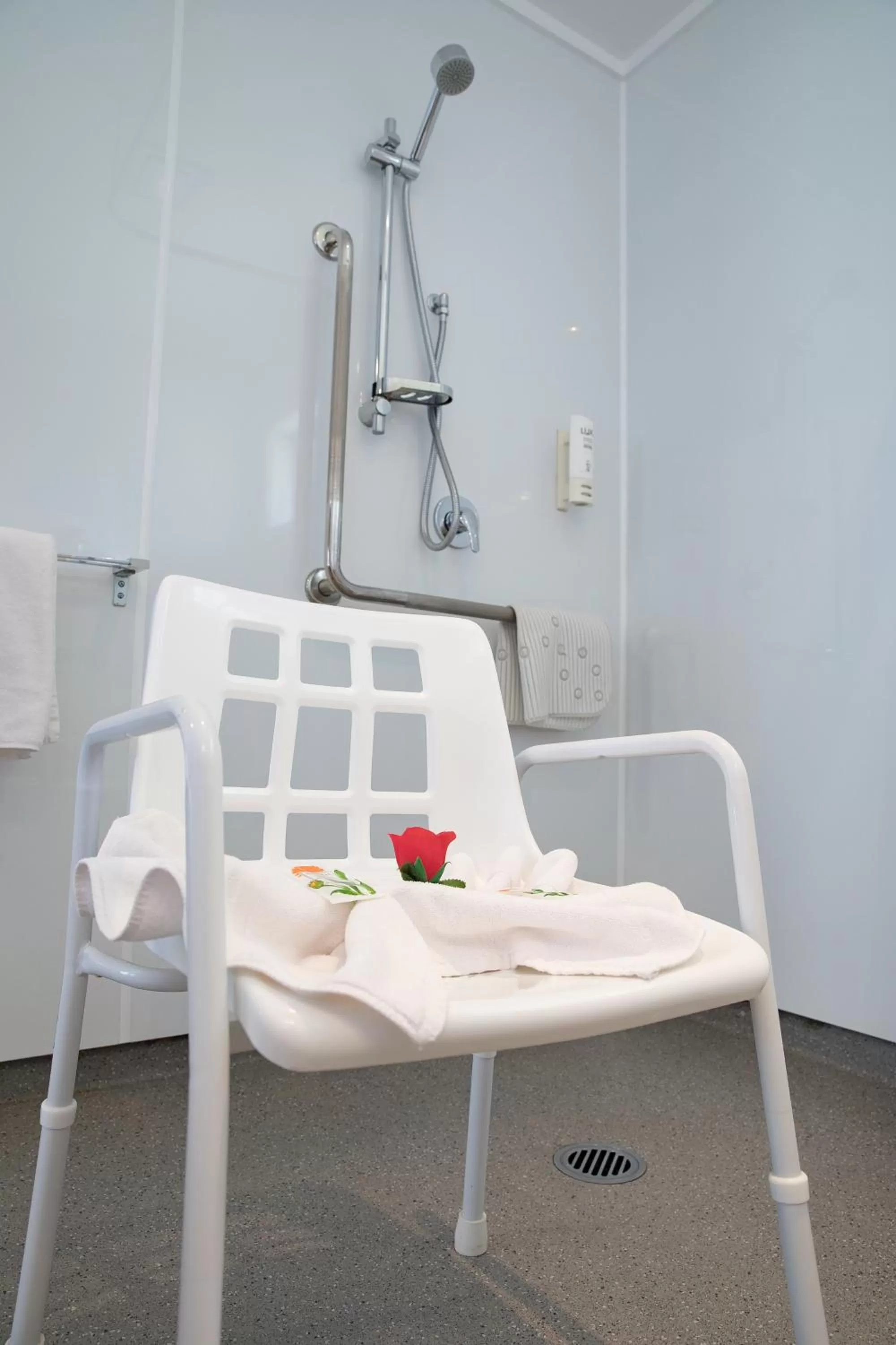 Bathroom in Tudor Park Motel Spacious with kitchens 1 minute walk to restaurant and shopping centre and Gisborne Hospital