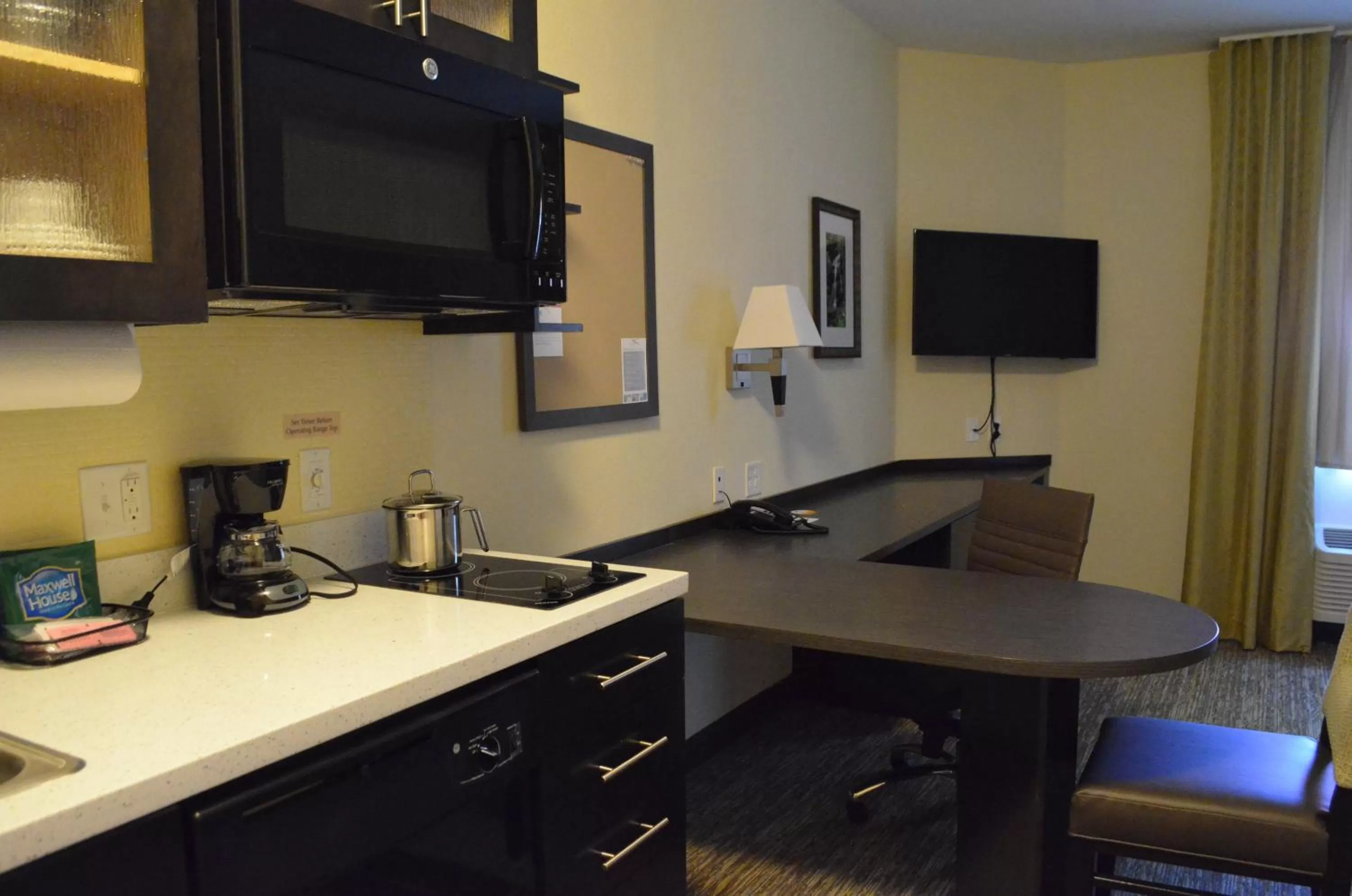 Queen Studio Suite with Batch Tub - Mobility Accessible - Non-Smoking in Candlewood Suites San Antonio Airport by IHG
