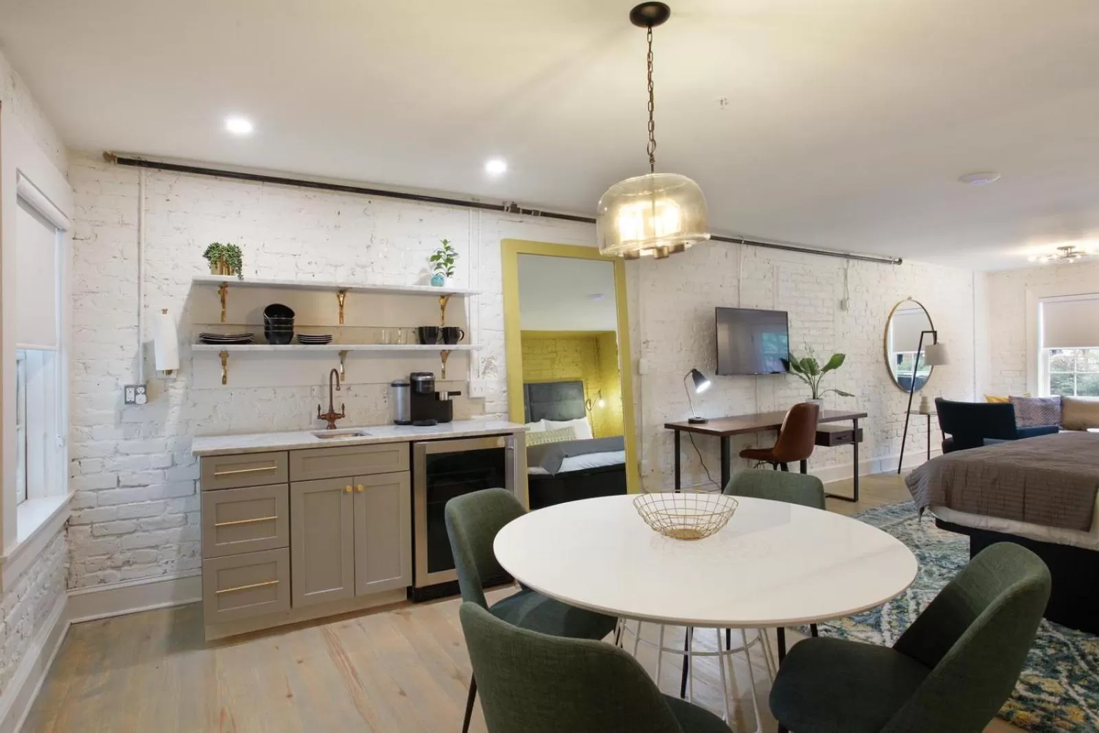 Kitchen/Kitchenette in The Present Hotel