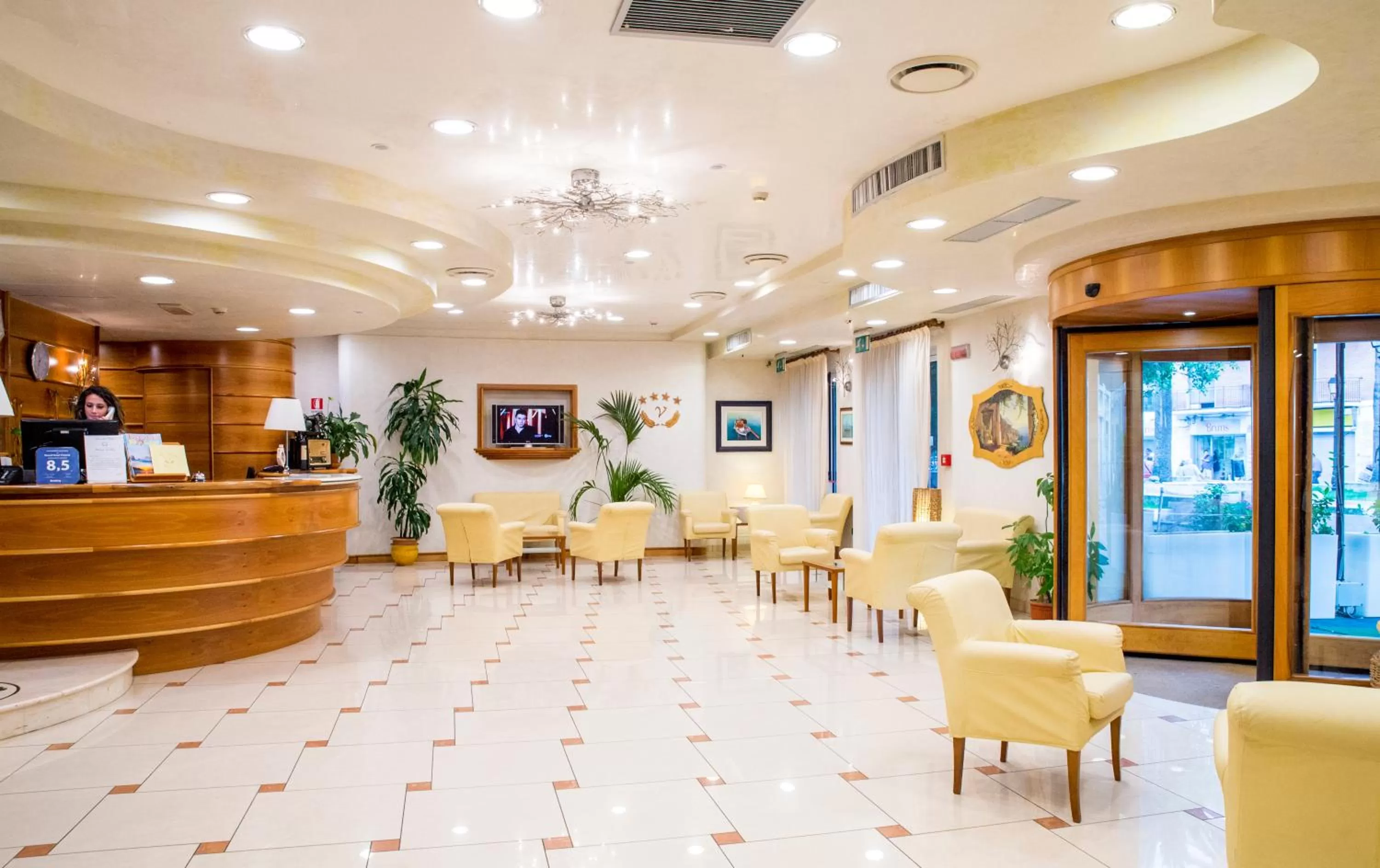 Communal lounge/ TV room in Grand Hotel Victoria