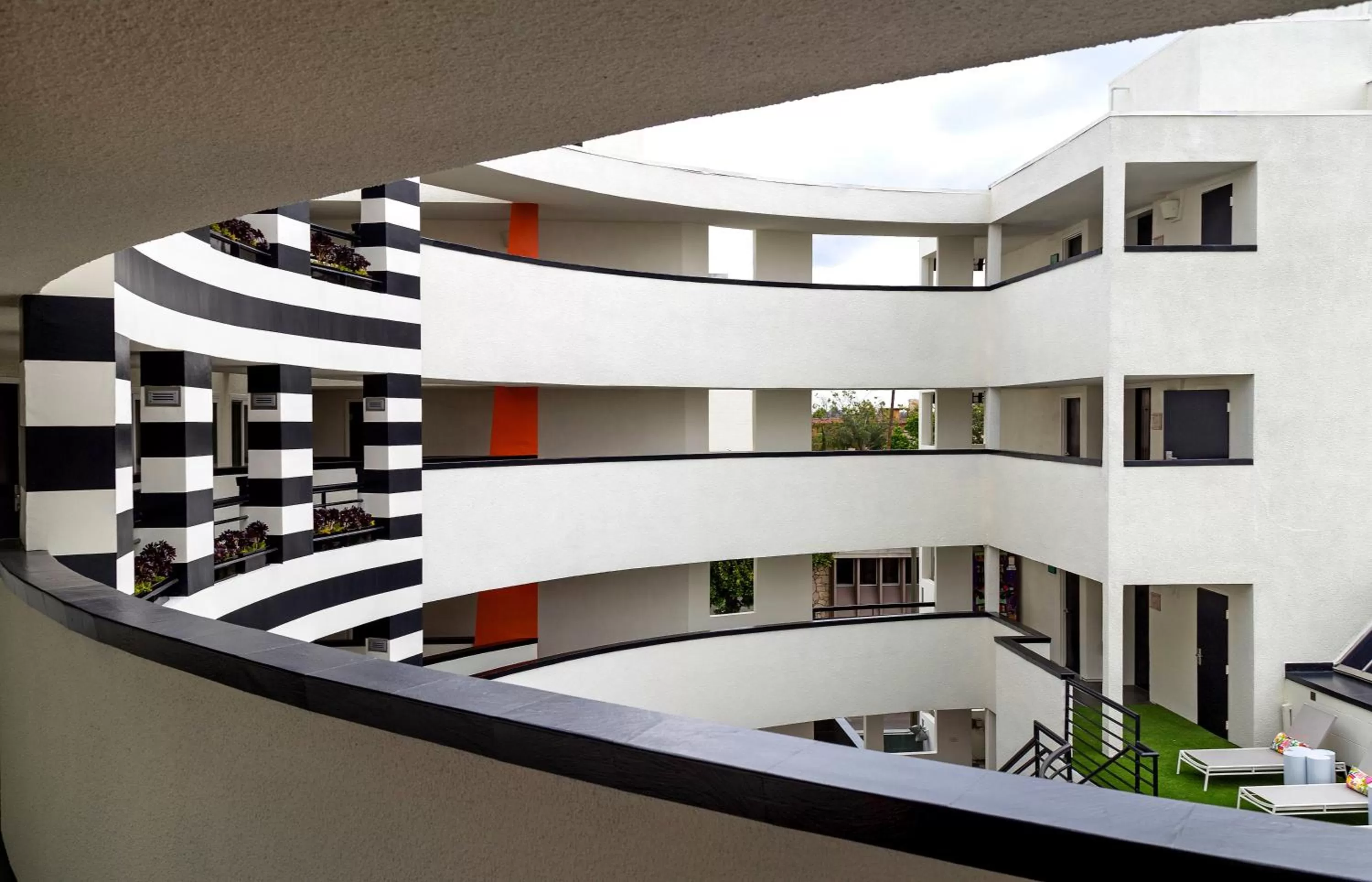 Inner courtyard view in Carlyle Inn