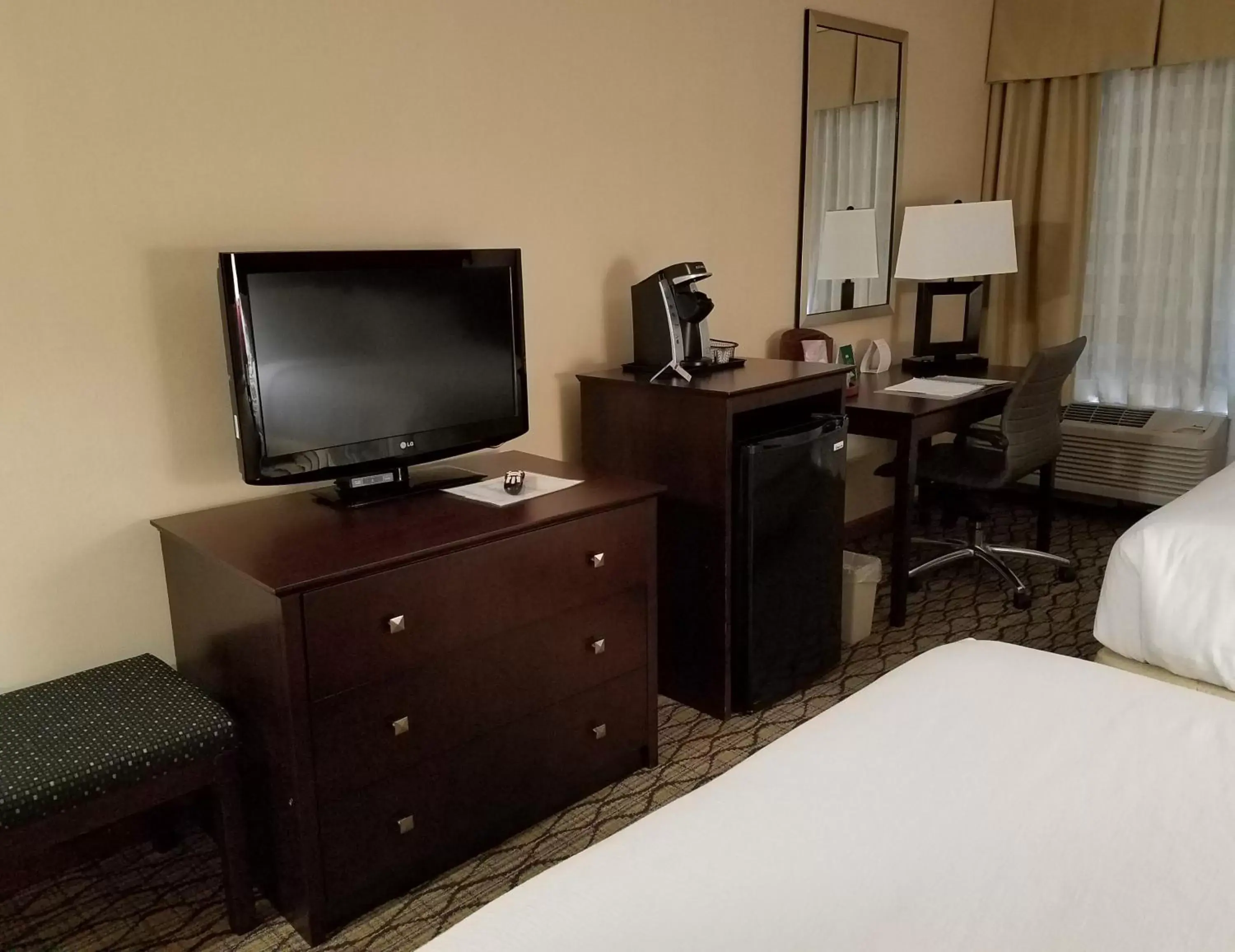 Standard Room with Two Queen Beds in Holiday Inn Johnson City by IHG Standard Room with Two Queen Beds in Holiday Inn Johnson City by IHG