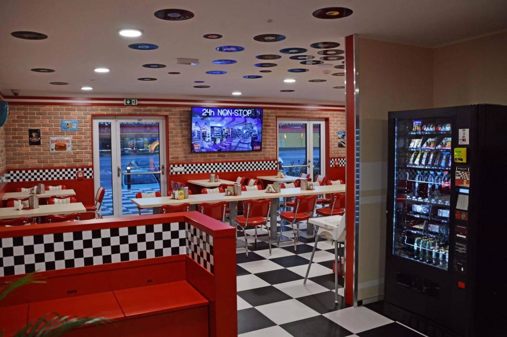 Restaurant/places to eat in Jukebox Hotel