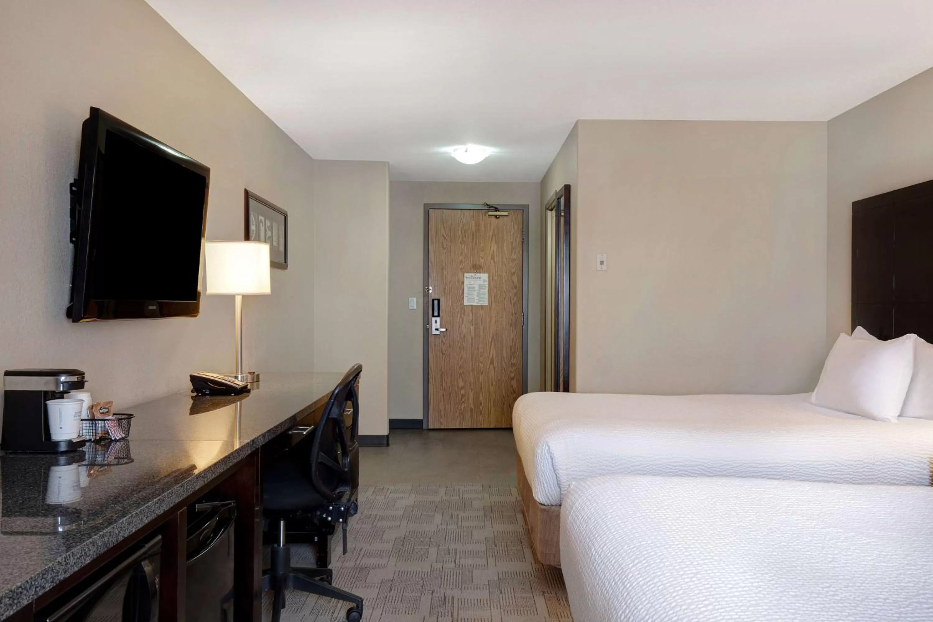 Photo of the whole room, Bed in Days Inn by Wyndham Medicine Hat