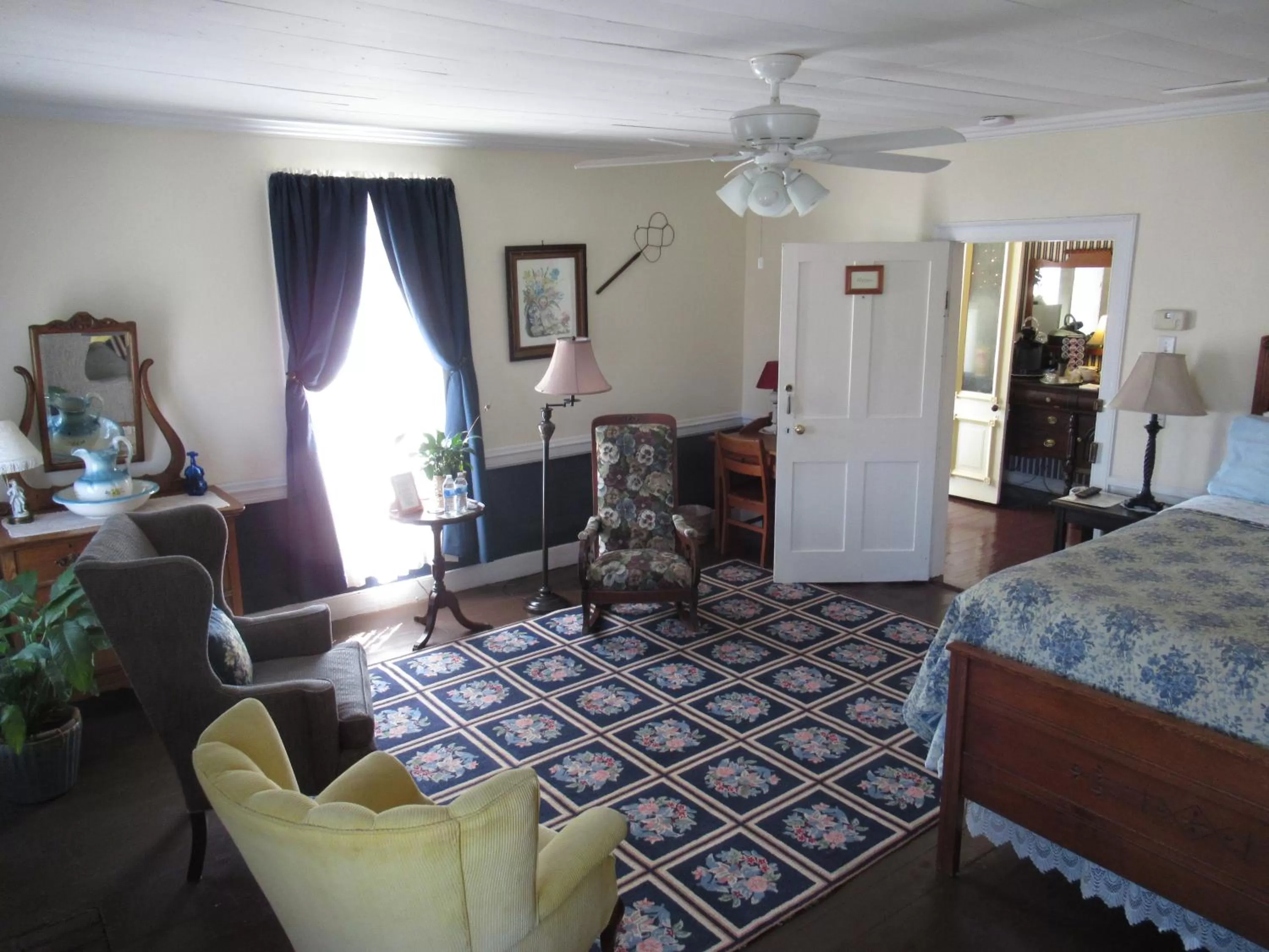 Photo of the whole room, Bed in Carrier Houses Bed & Breakfast