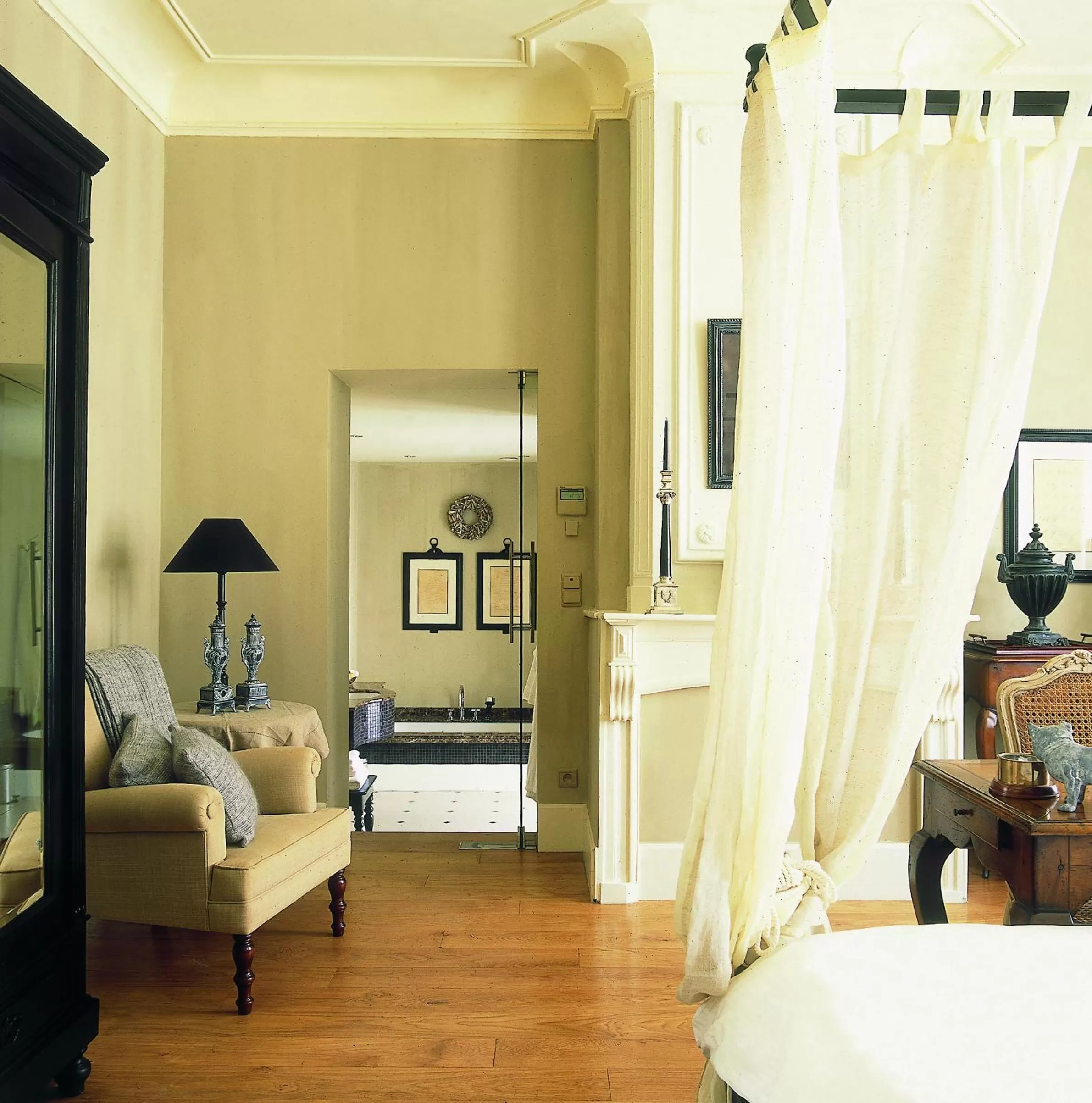 Large Superior Room with Balcony in Hotel Recour