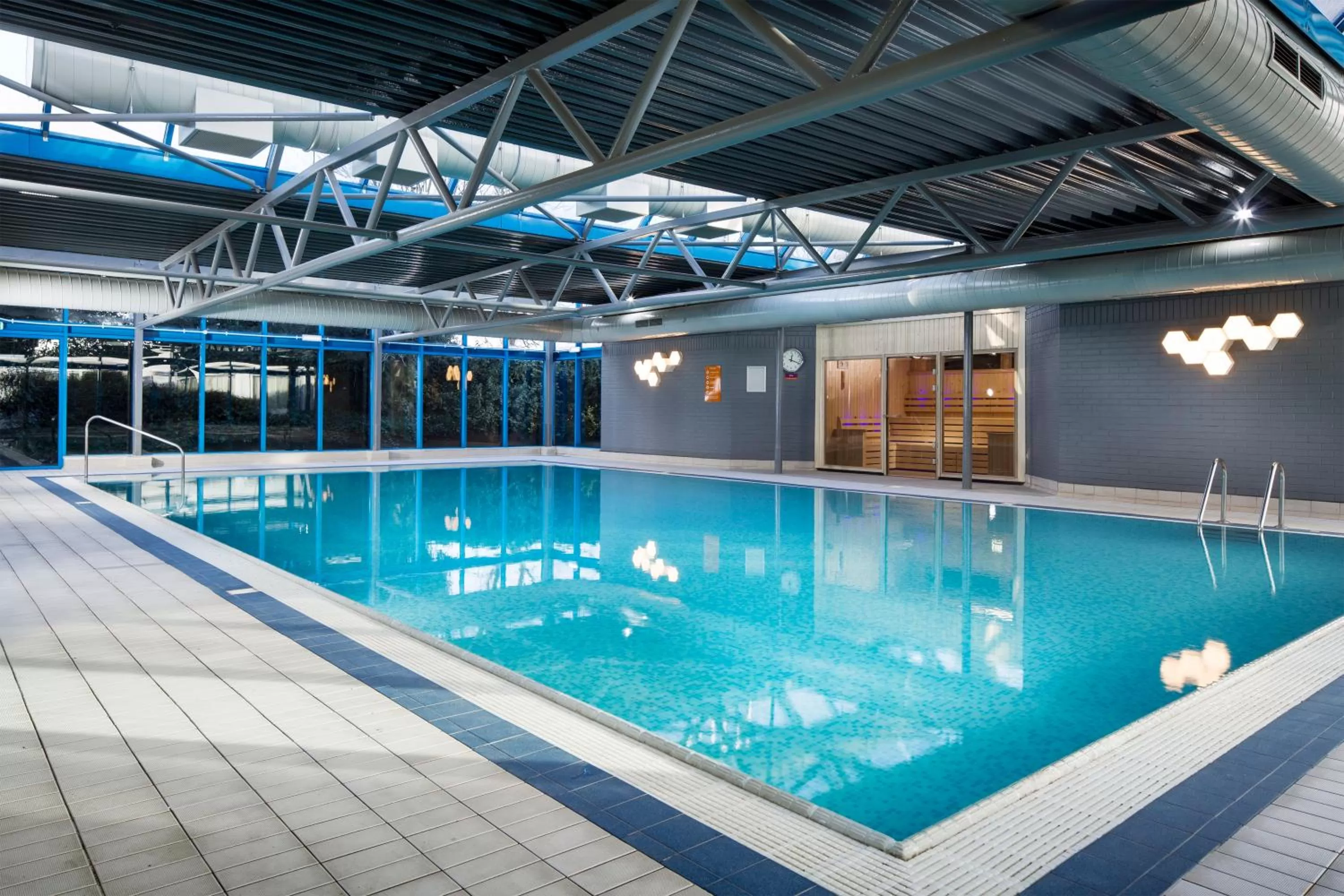 Swimming pool in Radisson Hotel and Conference Centre London Heathrow