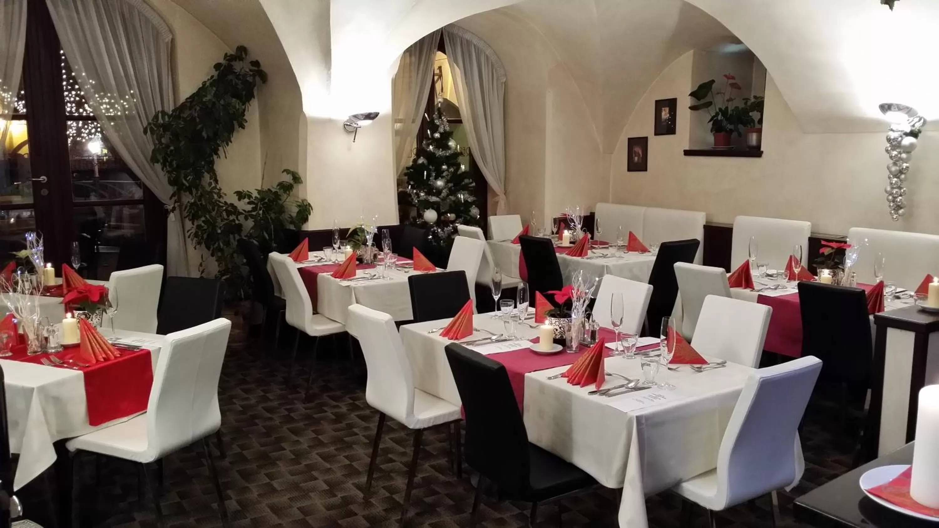 Restaurant/places to eat in Hotel Grand