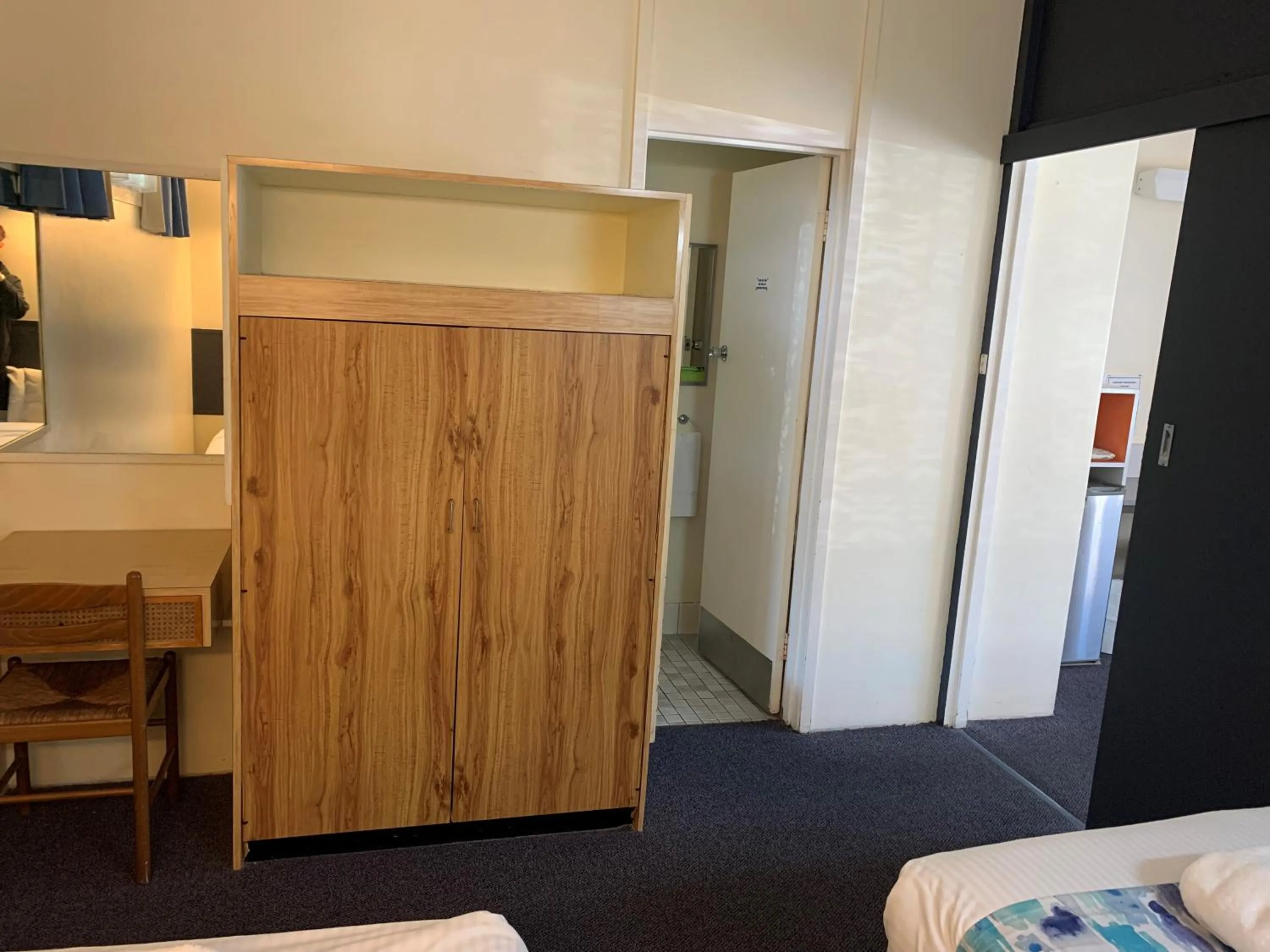 wardrobe, Bed in Arkana Motel