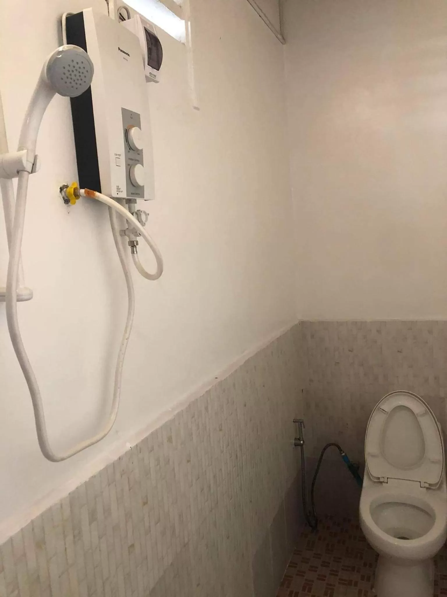 Shower in Nomad Guesthouse