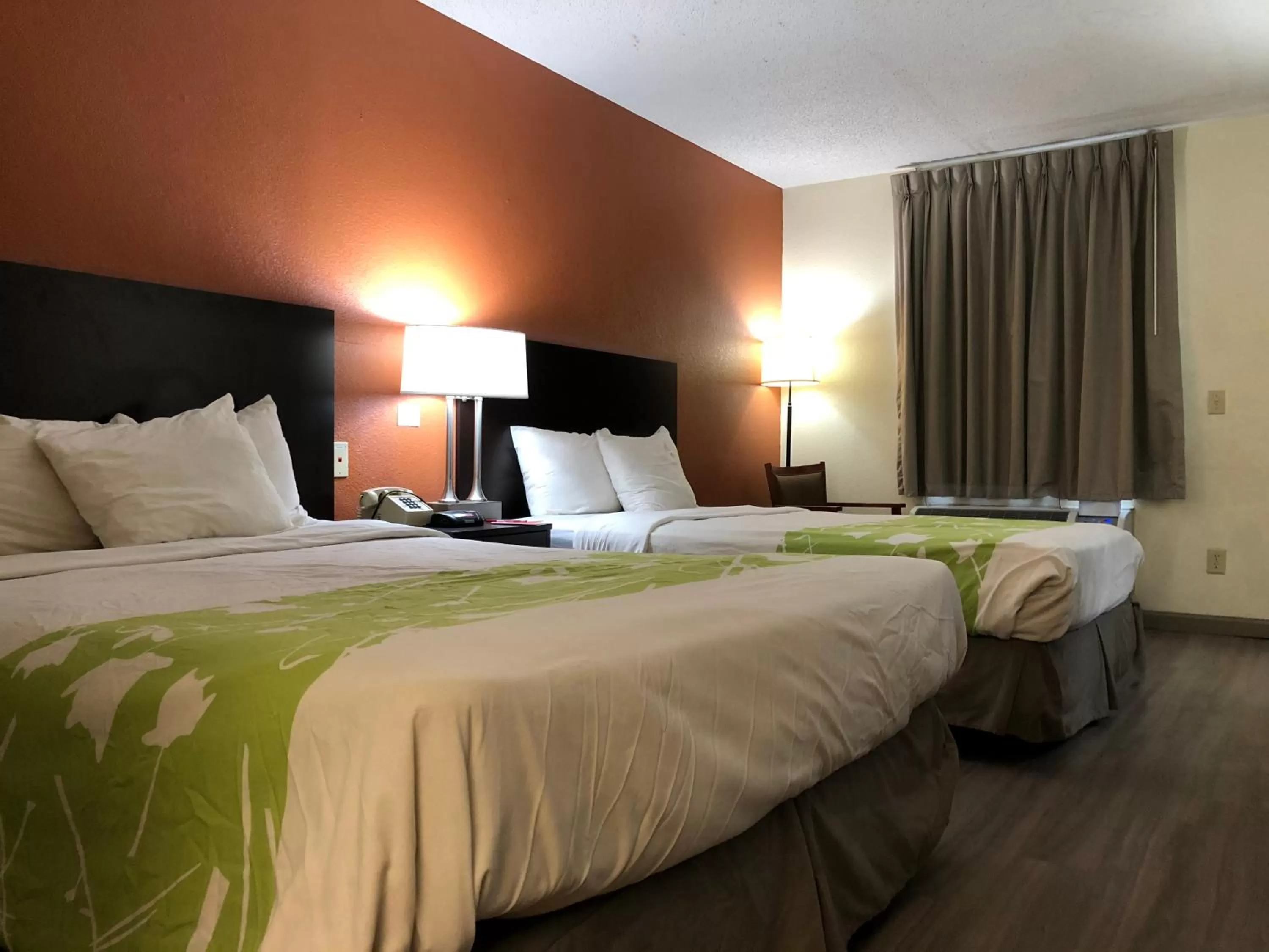 Bed in Econo Lodge Dothan West