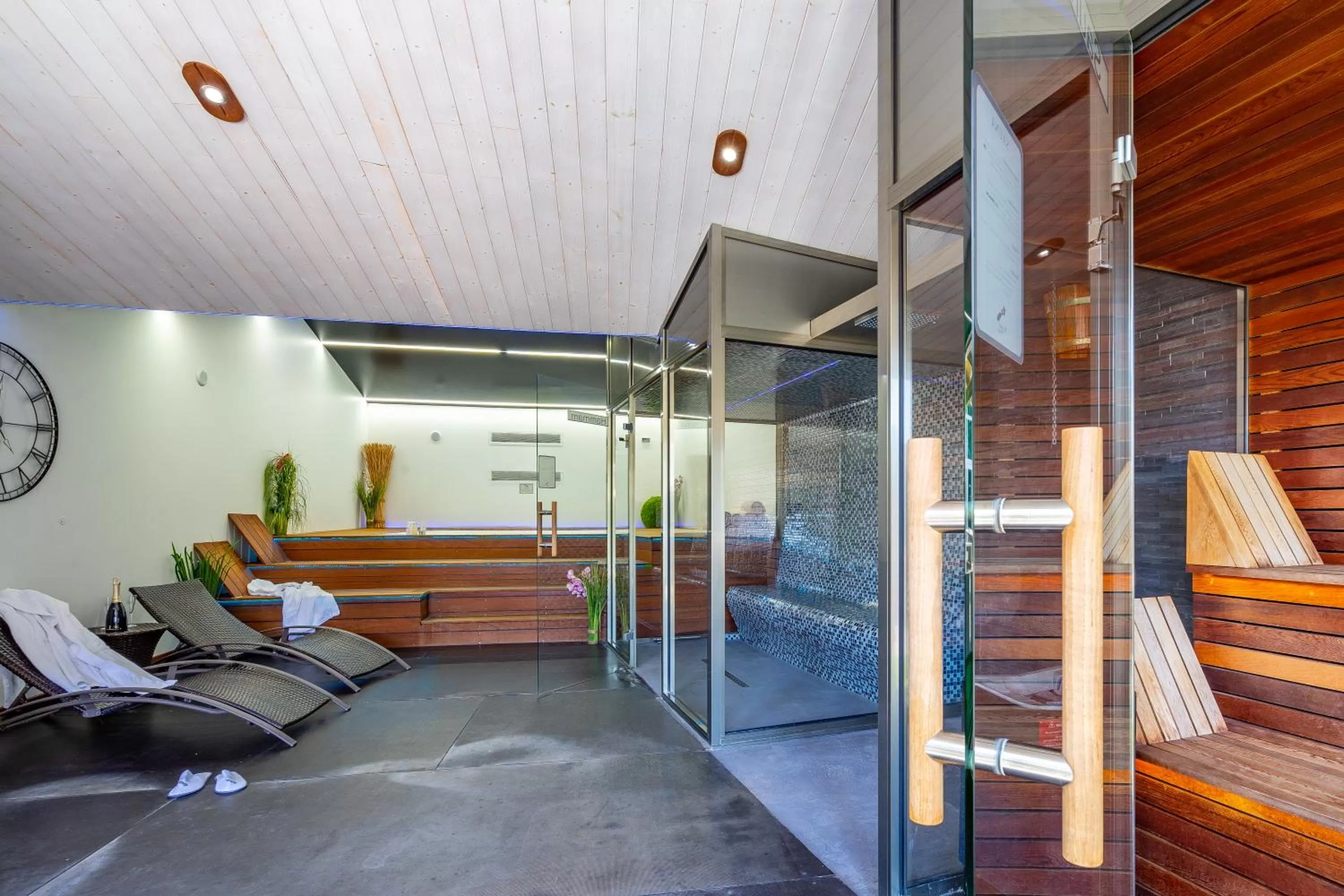 Hot Tub in Hôtel Restaurant & Spa Plaisir