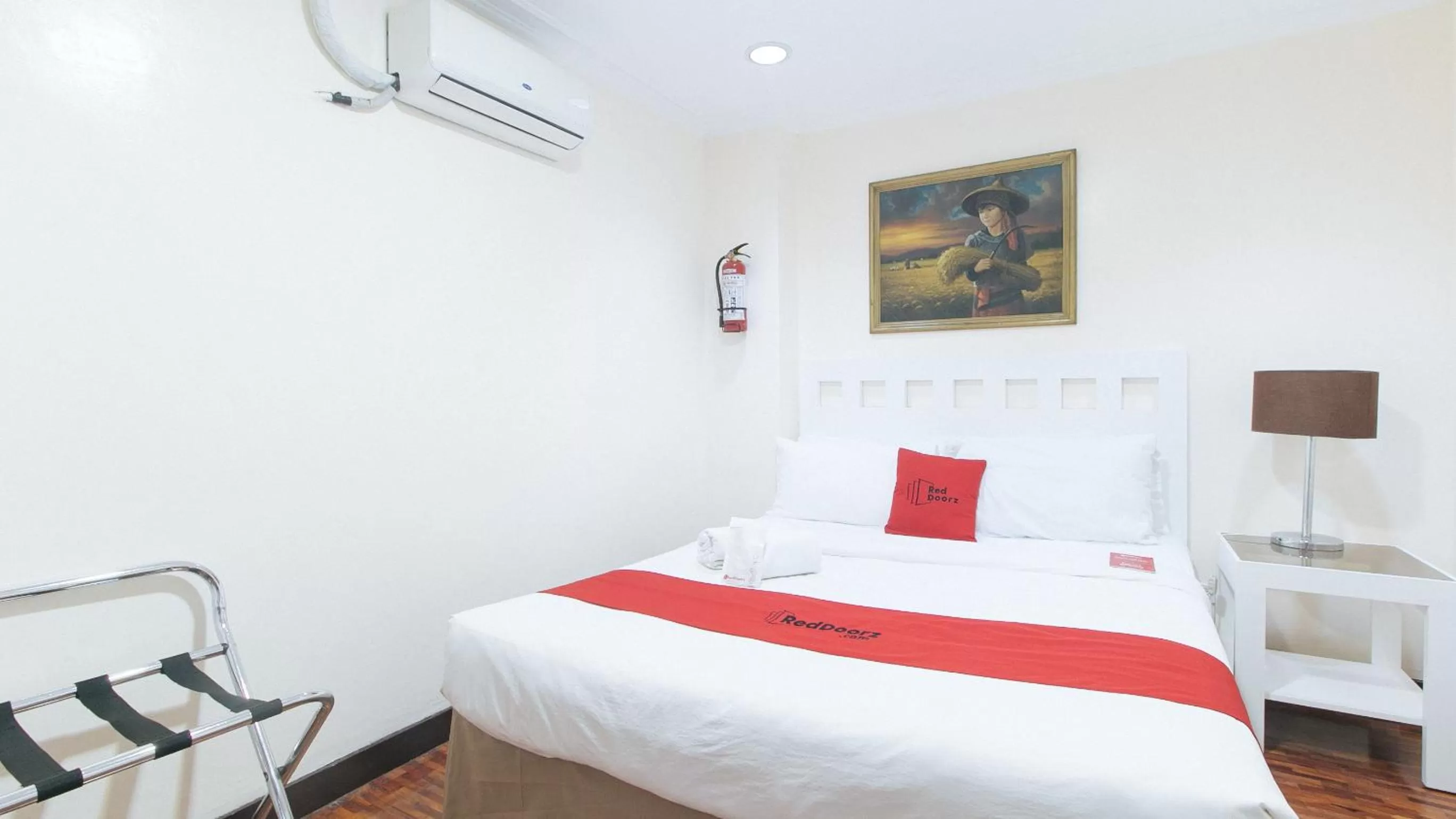 Bed in RedDoorz Premium near Greenbelt Makati - Vaccinated Staff