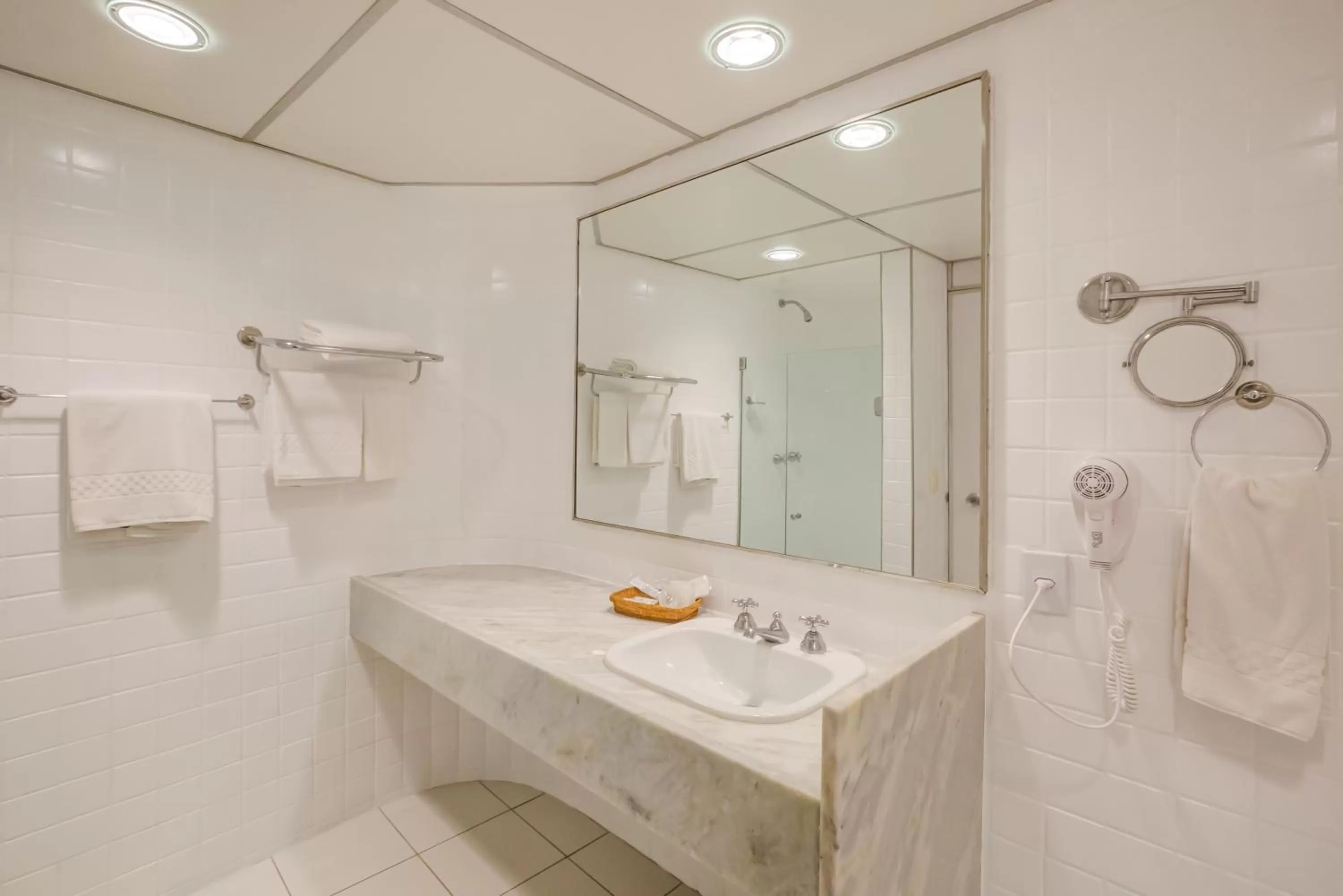 Shower in Rio Aeroporto Hotel Galeão