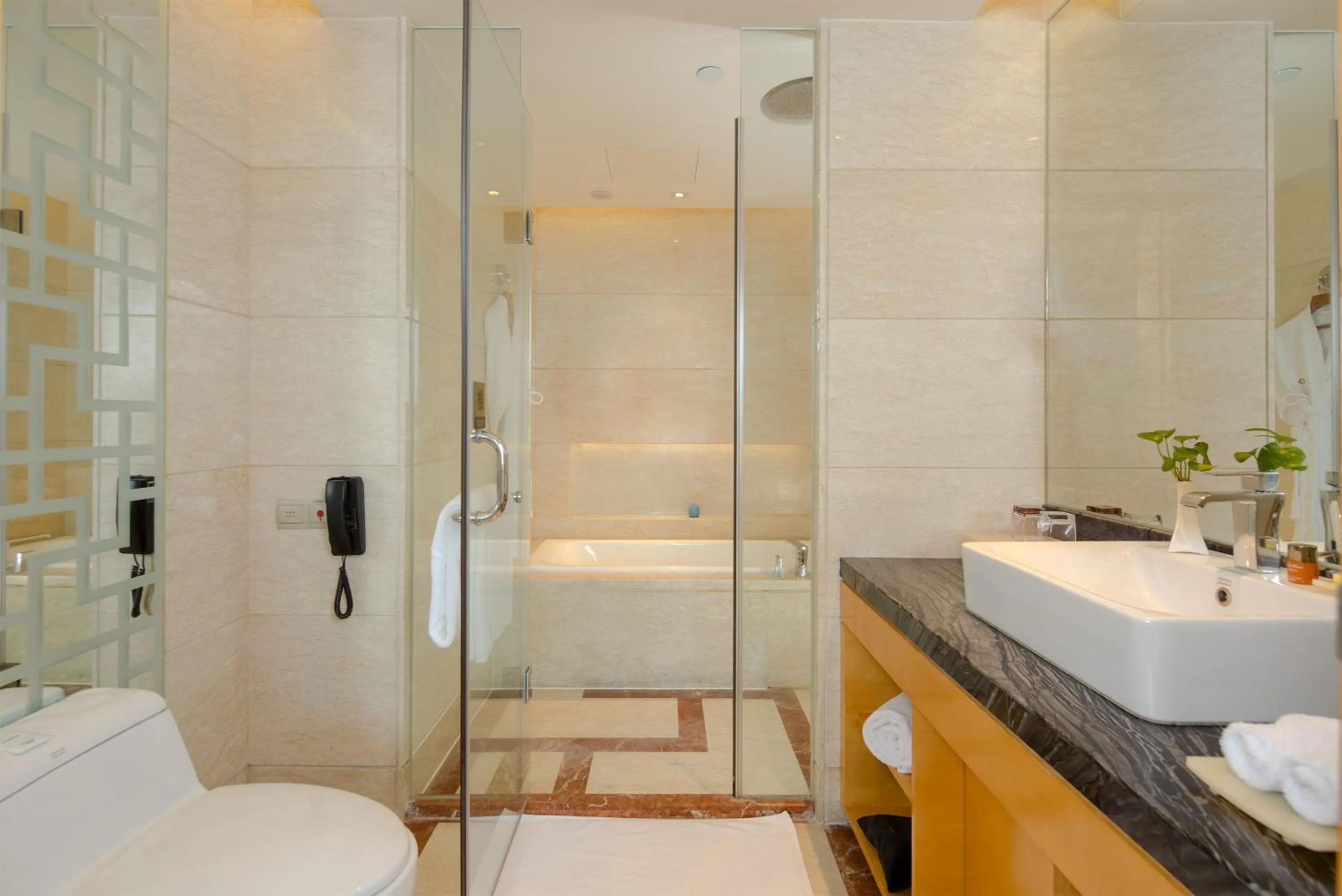 Toilet in Felton Grand Hotel Chengdu