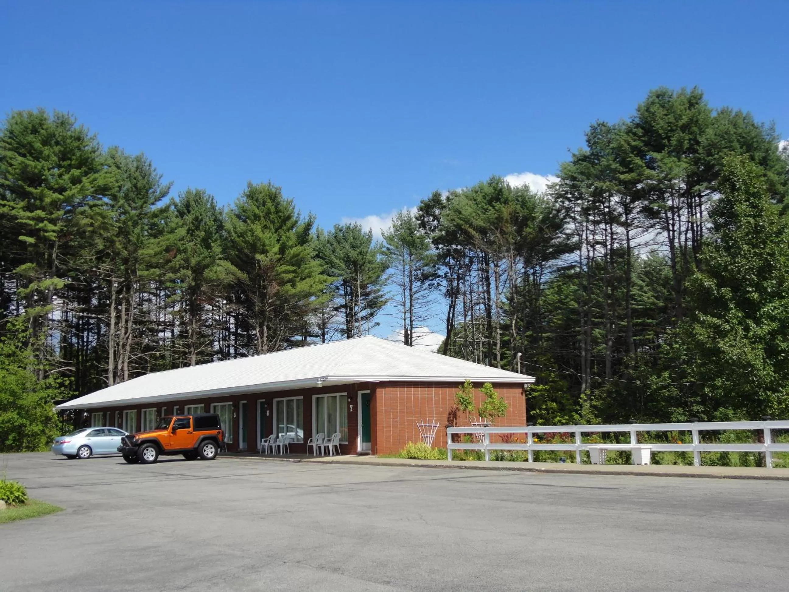 Property building in Sara Glen Motel - Saratoga Springs-Glens Falls