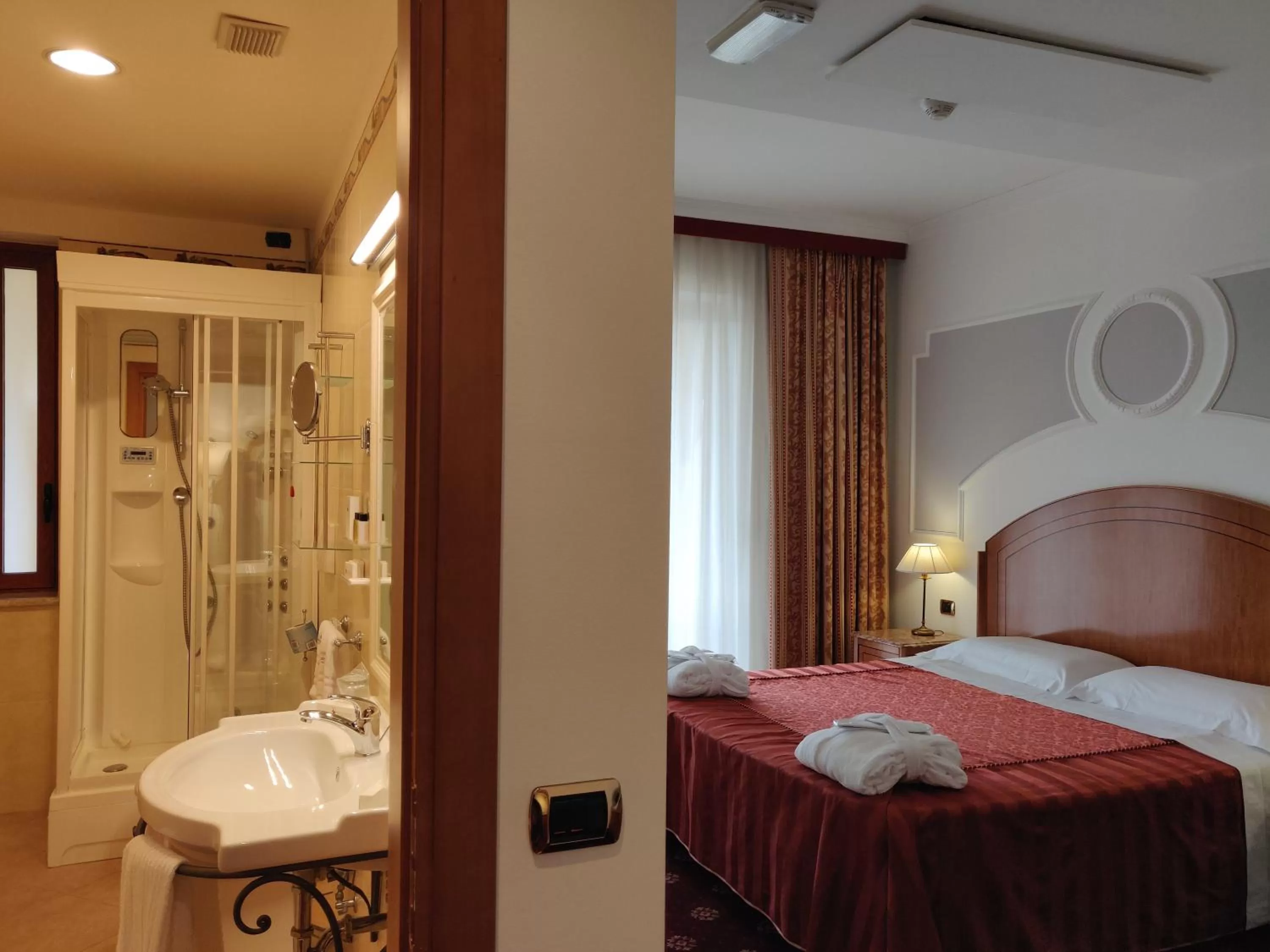 Bathroom, Bed in Parco dei Principi Hotel - Wedding & Events
