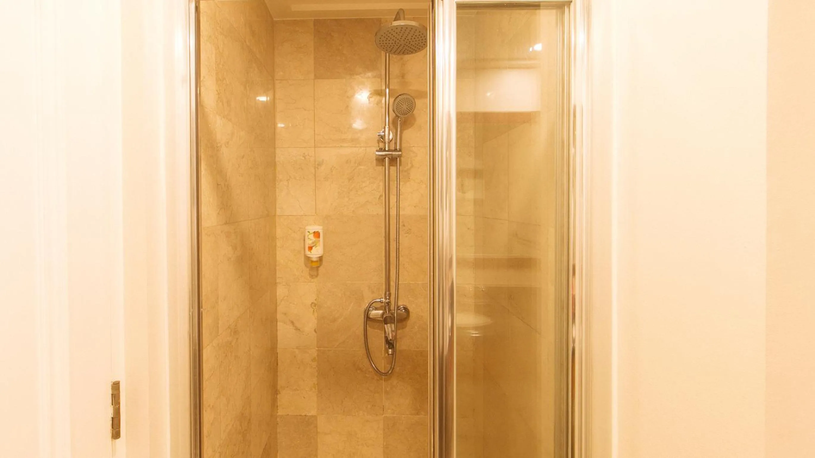 Shower in RedDoorz Premium at The Residences Olympia Makati