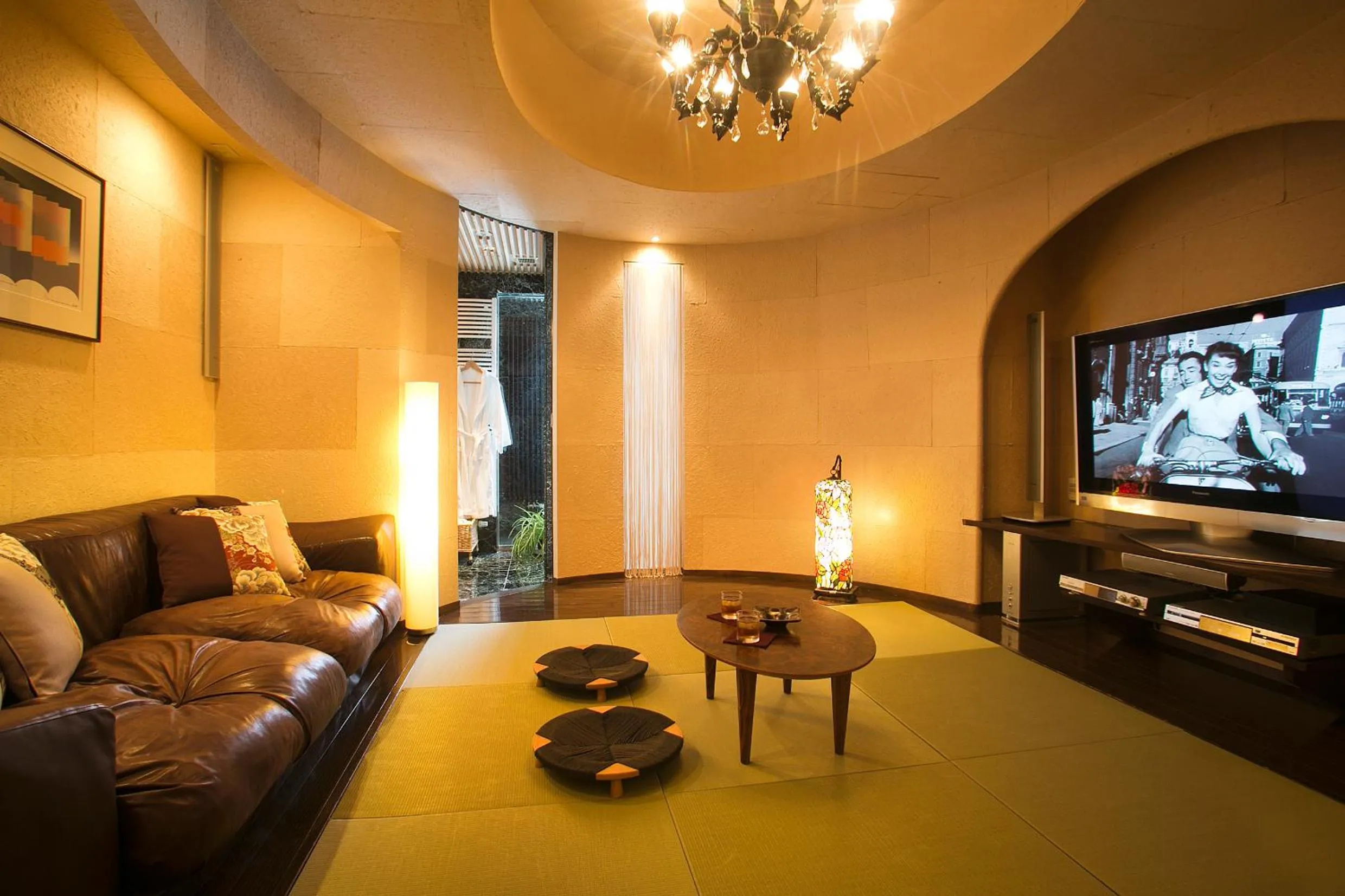 TV and multimedia in Honjin Hiranoya Kachoan