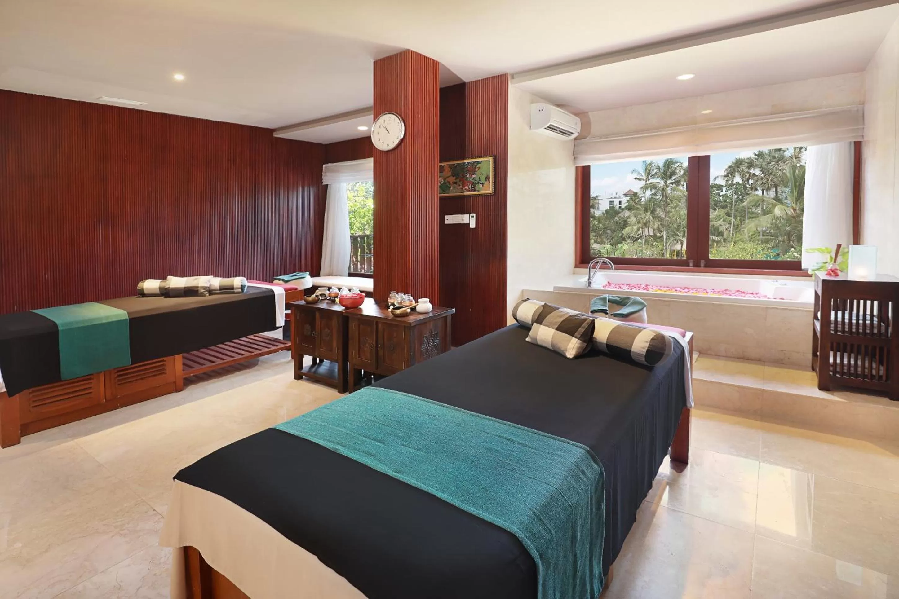Spa and wellness centre/facilities, Bed in Legian Beach Hotel