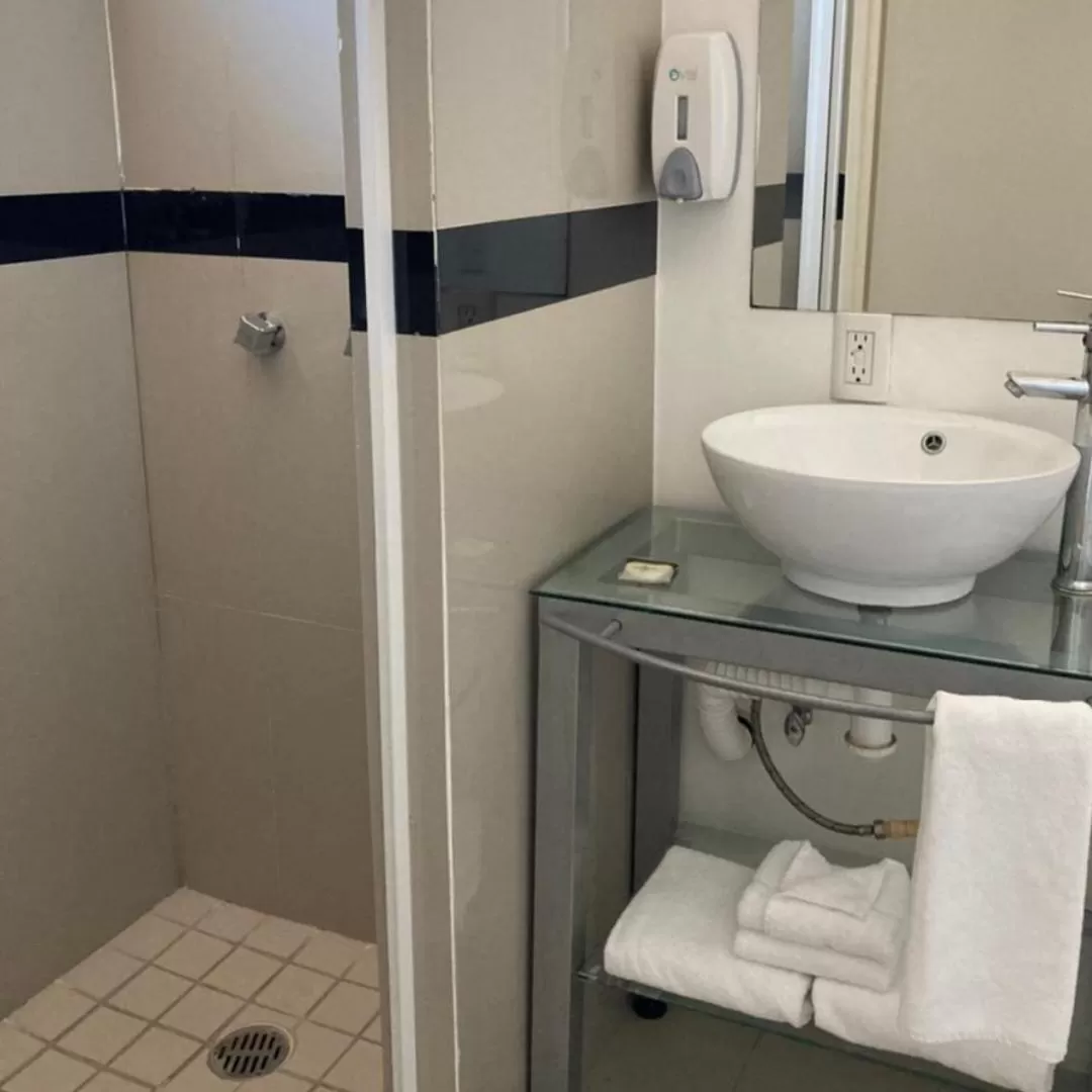 Bathroom in Container Inn Hotel Aeropuerto