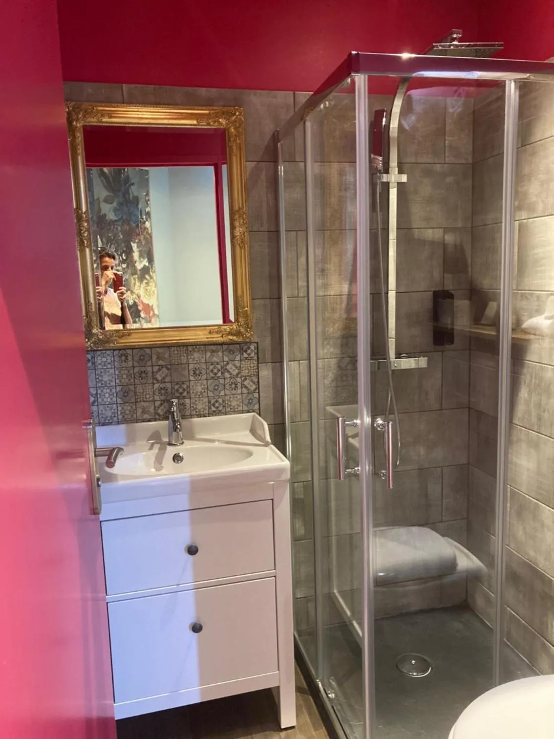Bathroom in Hôtel du Commerce