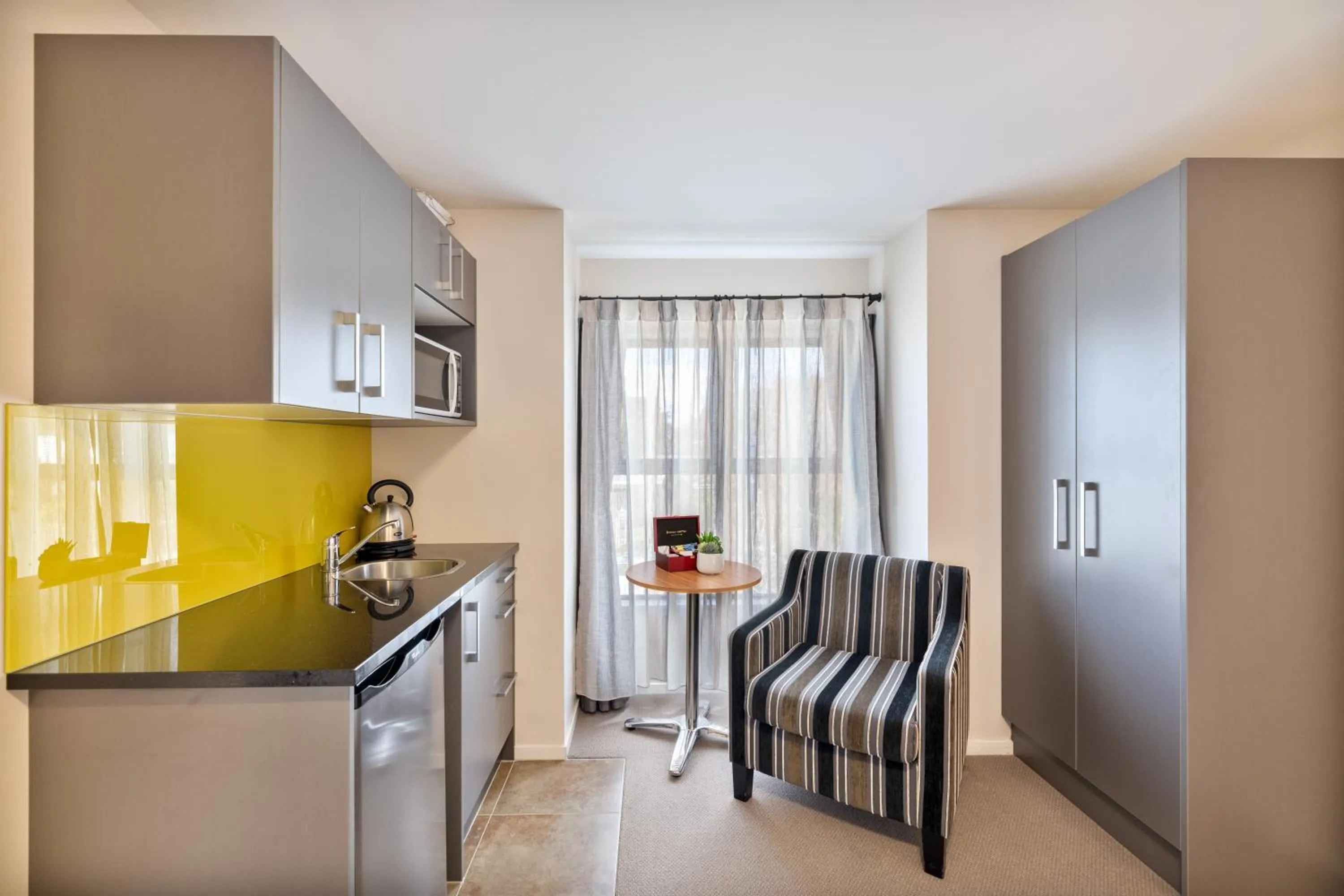 Kitchen or kitchenette in Alexander Inn