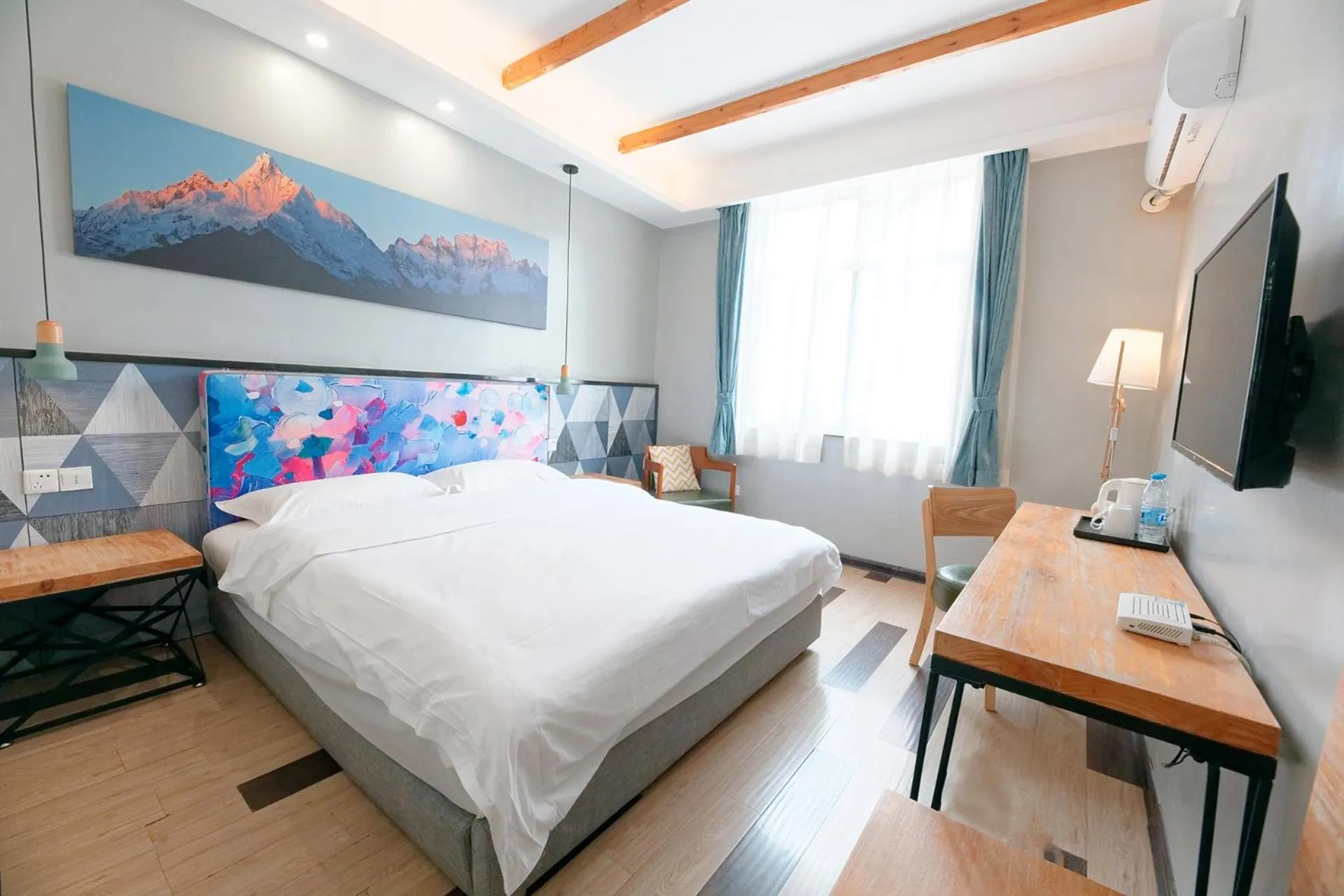 Bed in The Cloudland International Youth Hostel Close to the city center,15 min walks to the subway, Close to the night market, old street, green lake, English-speaking service, free Activity convenient payment and visa cards are accepted