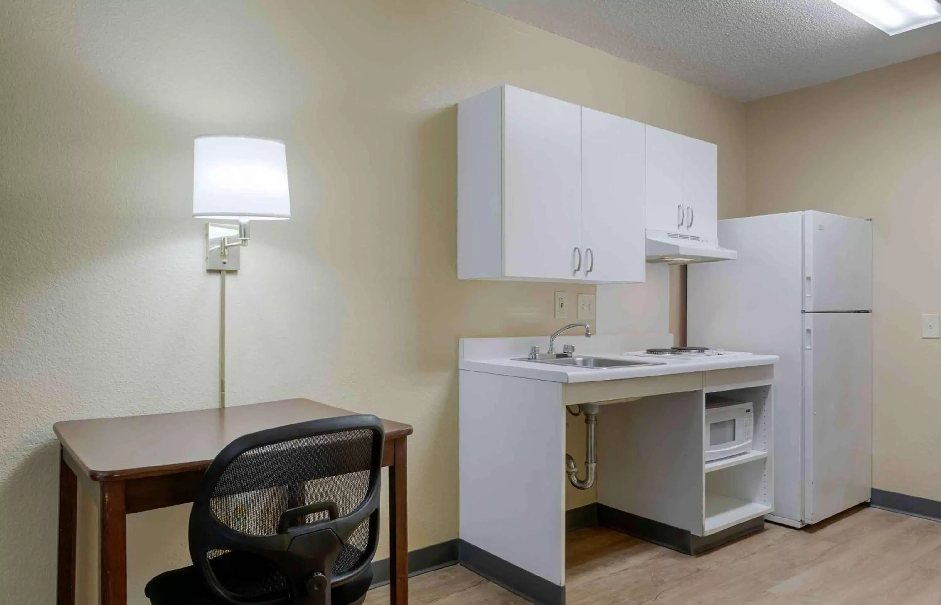 Queen studio with 1 Queen Bed - Disability Access/Non-Smoking in Extended Stay America Suites - Kansas City - Airport Queen studio with 1 Queen Bed - Disability Access/Non-Smoking in Extended Stay America Suites - Kansas City - Airport