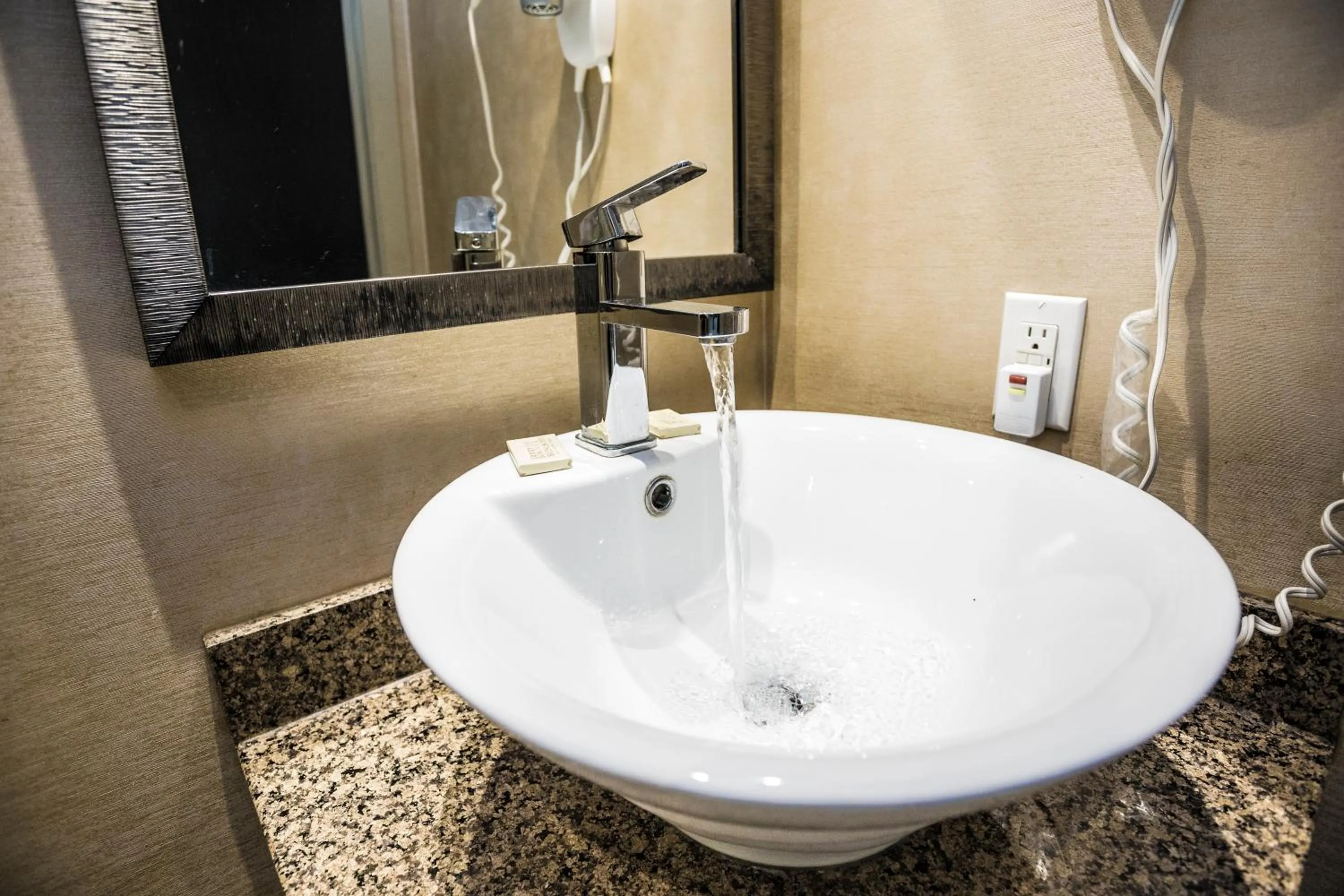 Bathroom in Mississauga Gate Inn