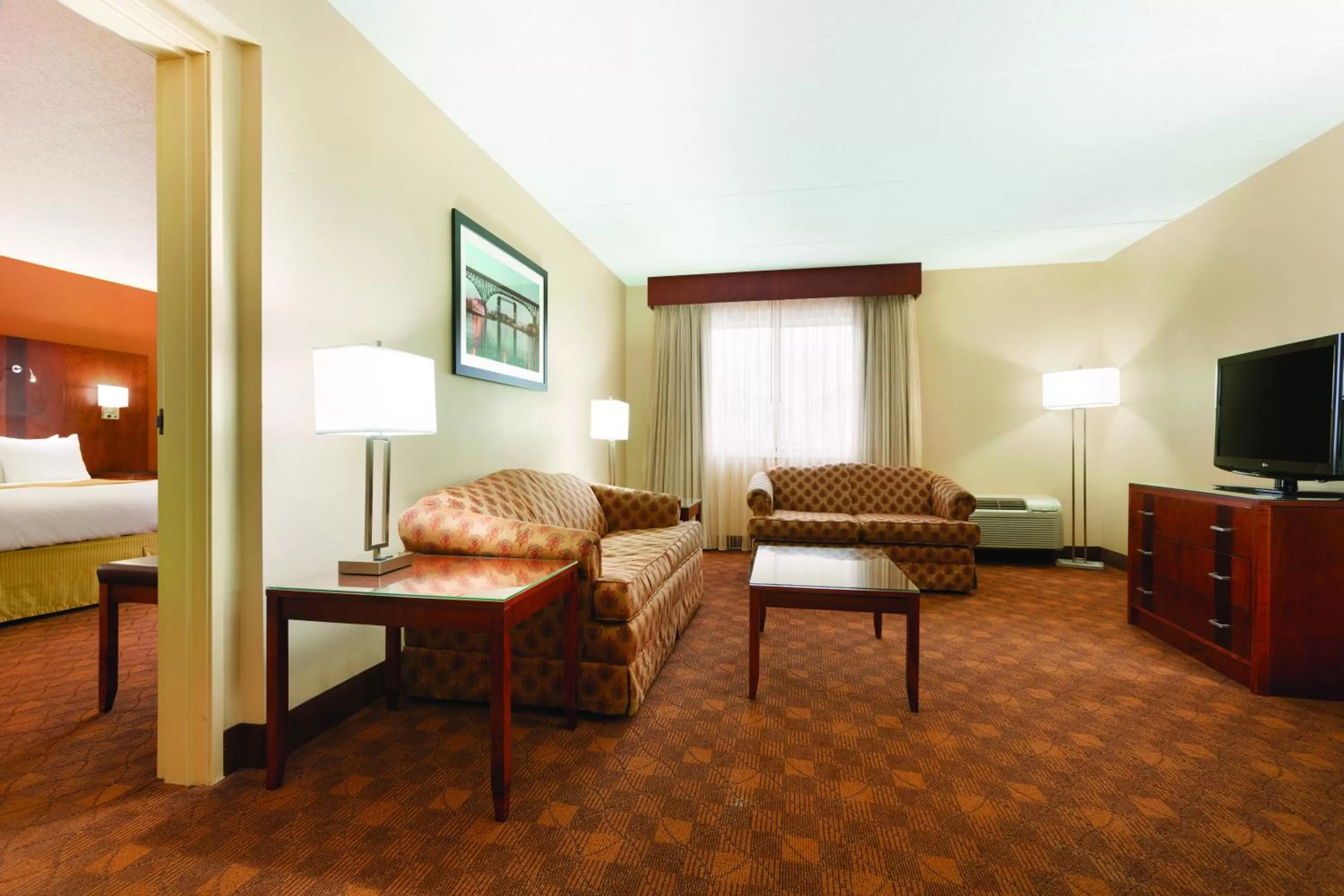 TV and multimedia, Bed in Radisson Akron-Fairlawn Copley