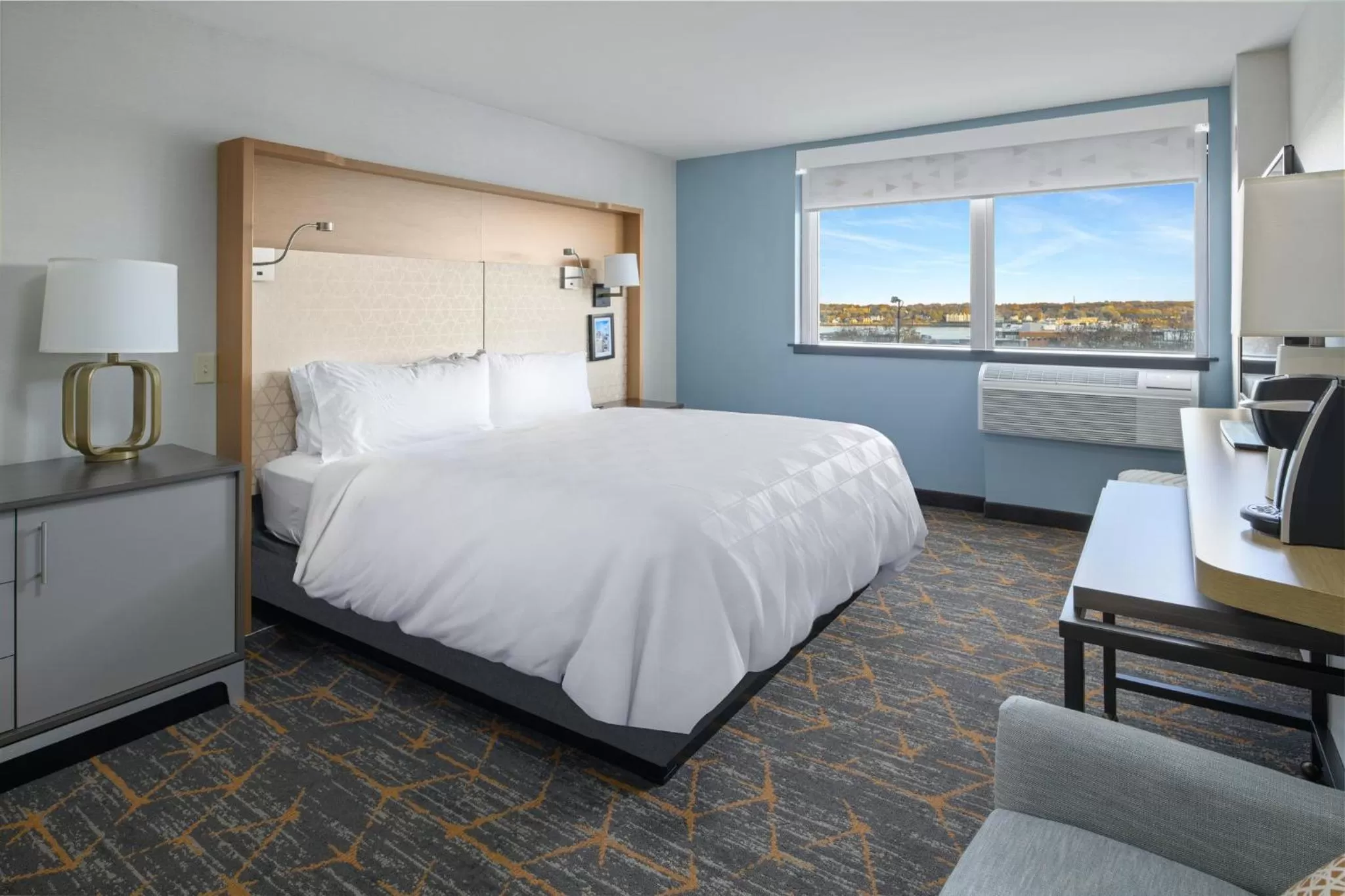 Photo of the whole room, Bed in Holiday Inn Portland-By the Bay by IHG