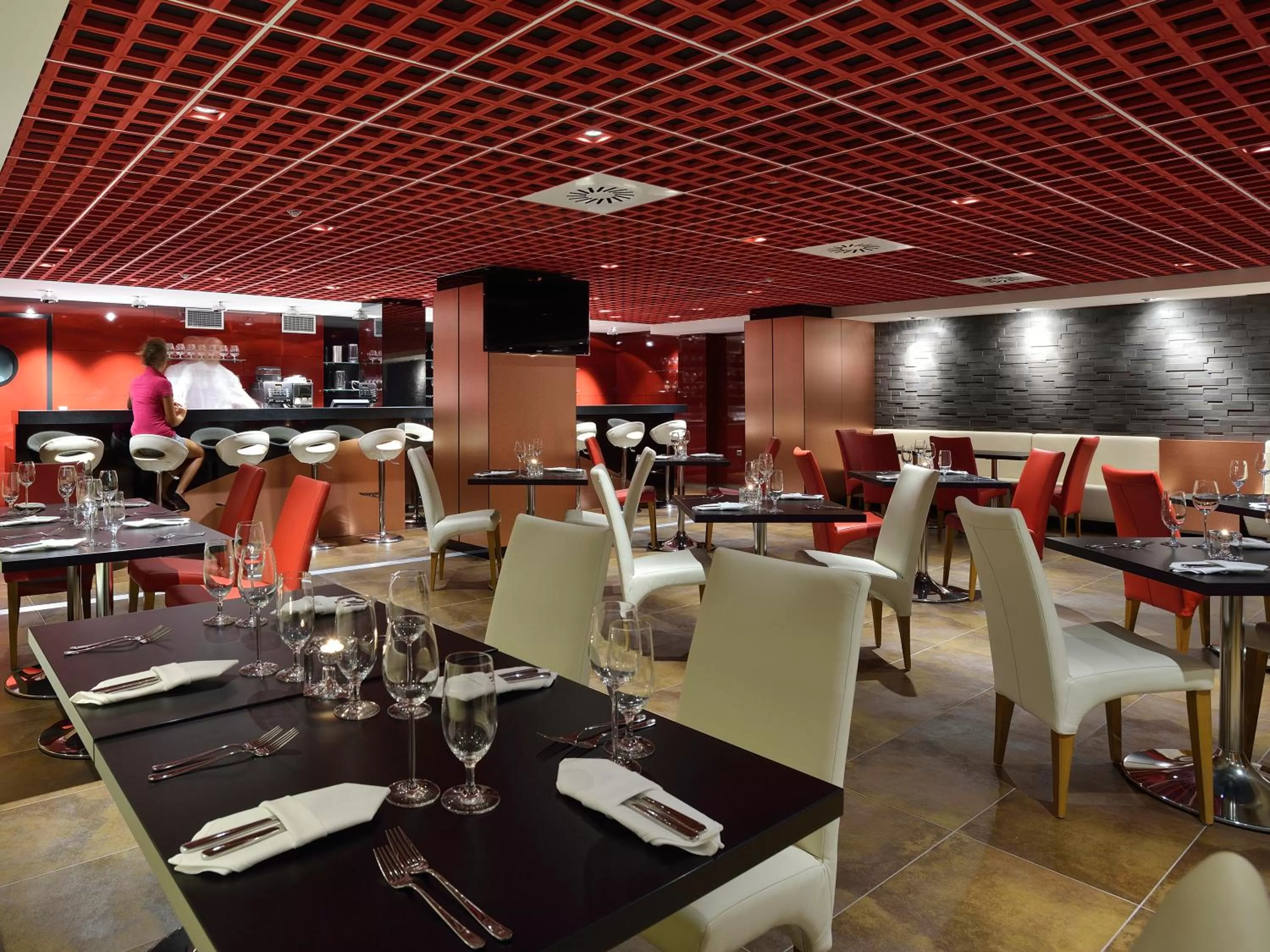 Nightclub / DJ, Restaurant/Places to Eat in Hotel Vitality